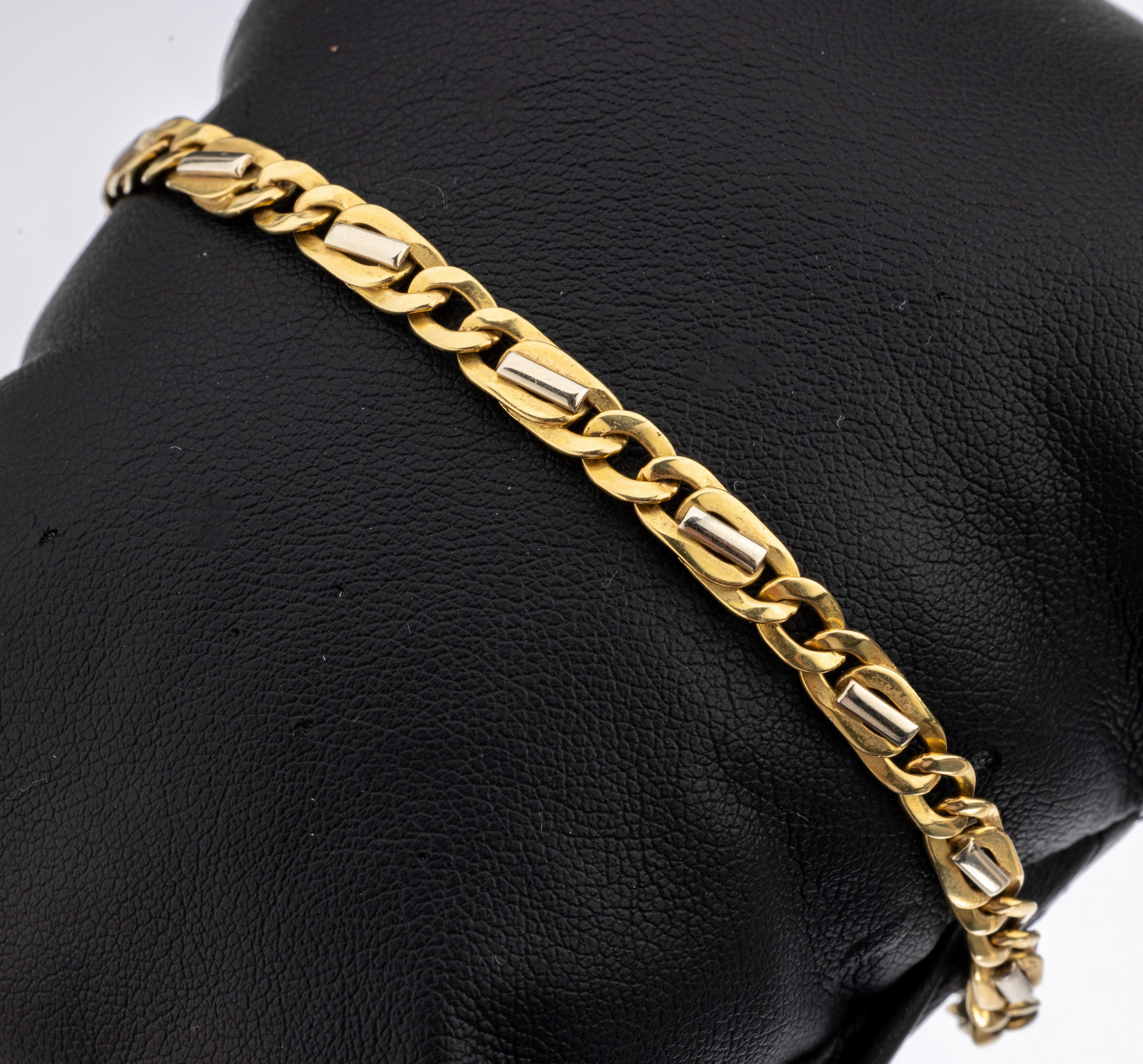 18 kt Gold Armband, GG/WG 750/000, freie kl. Gravurplatte, L. ca. 22 cm, Karabinerschliesse, ca. 15.9 g