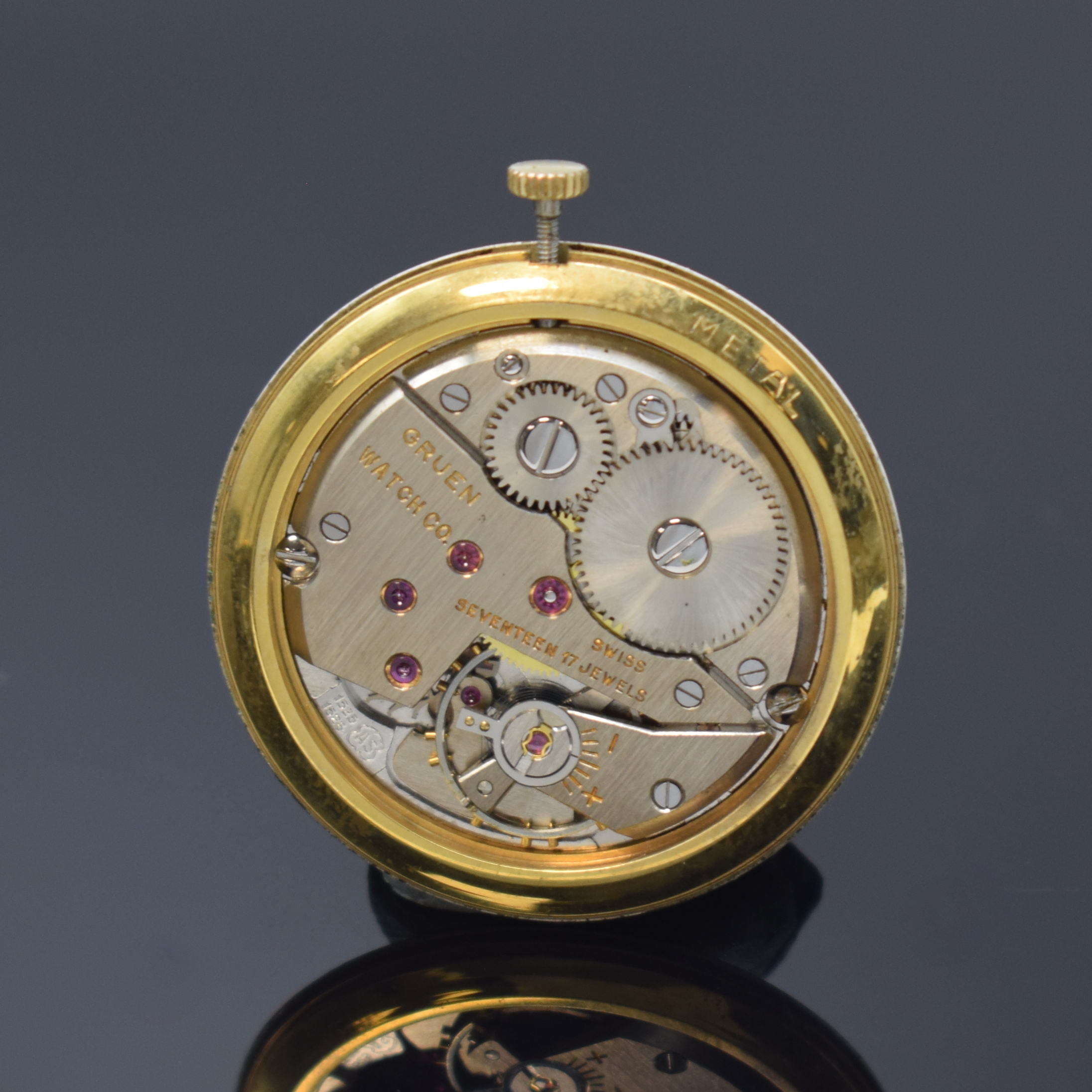 Detail e: GRUEN Herrenarmbanduhr in GG 750/000, Schweiz um 1965, Handaufzug, Glasrand aufgedr., silb. Zifferbl. m. 4 gold. Std.-Ind. , gold. Zeiger, Kal. AS ...
