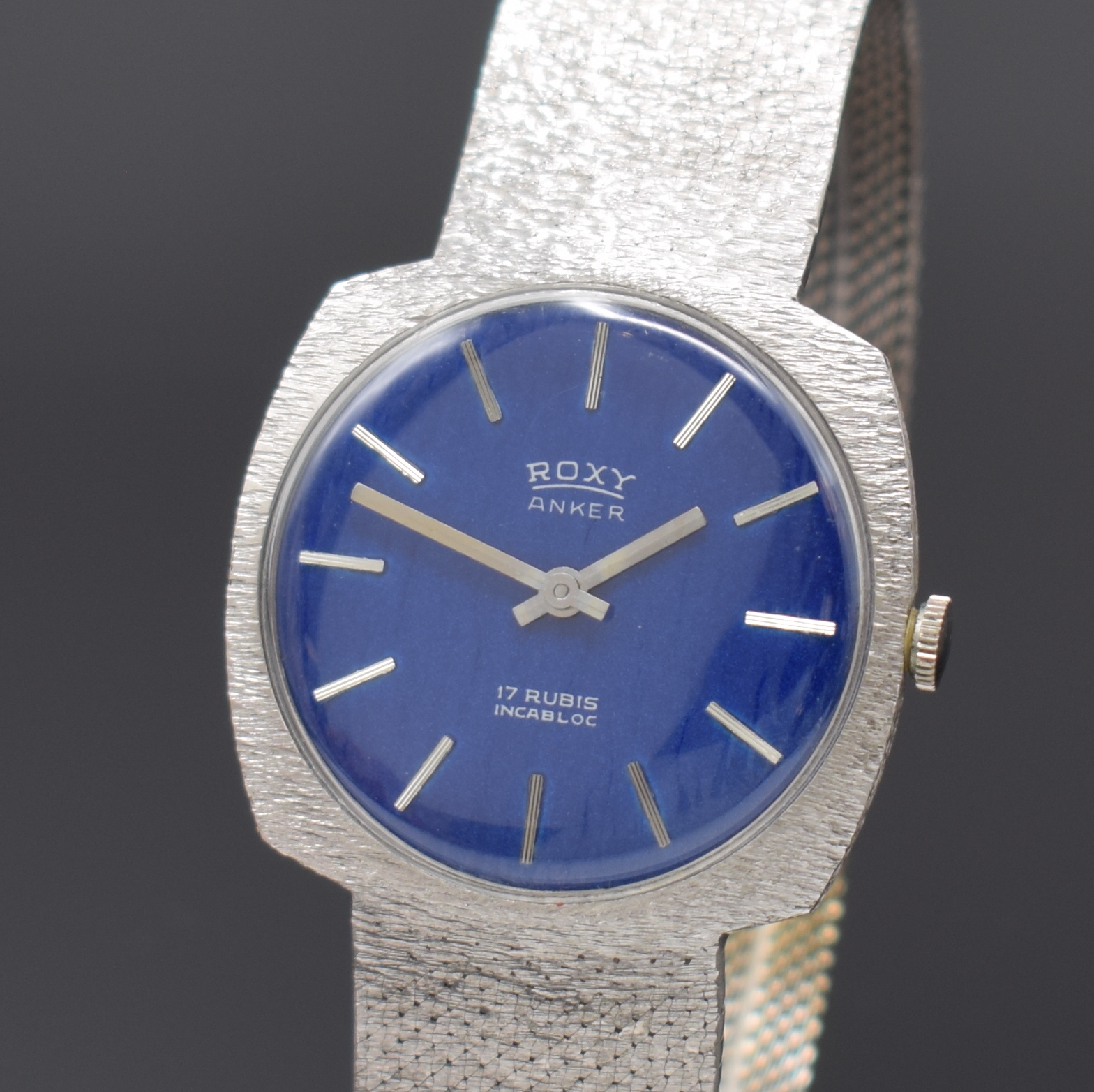 Detail a: ROXY Armbanduhr in WG 750/000, Schweiz um 1970, Handaufzug, Boden aufgedr., blaues strukt. Zifferbl. m. silb. Std.-Ind., silb. Zeiger, Kal. AS ...
