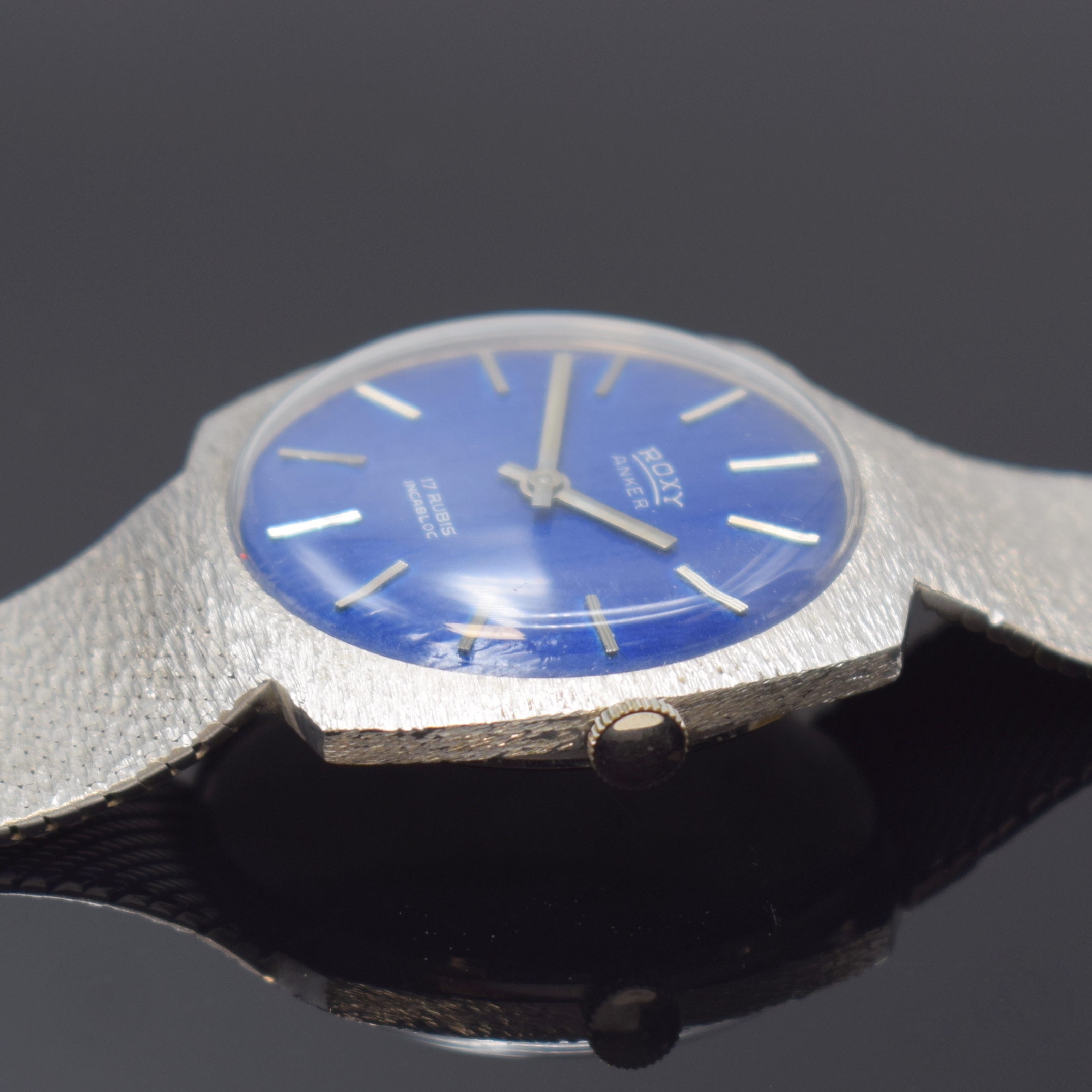 Detail c: ROXY Armbanduhr in WG 750/000, Schweiz um 1970, Handaufzug, Boden aufgedr., blaues strukt. Zifferbl. m. silb. Std.-Ind., silb. Zeiger, Kal. AS ...