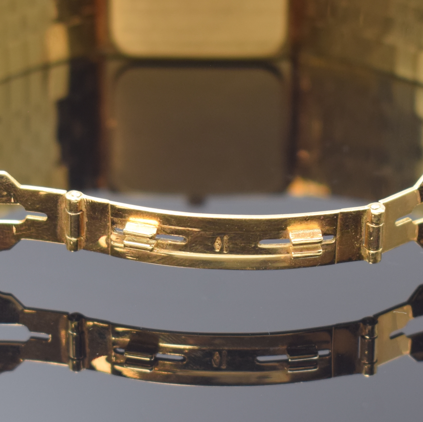 Detail b: GENEVE Armbanduhr in GG 750/000, Schweiz um 1975, quarz, Boden aufgedr., Goldband m. dopp.Faltschl., blaues Zifferbl. m. gold. Std.-Ind., gold. ...