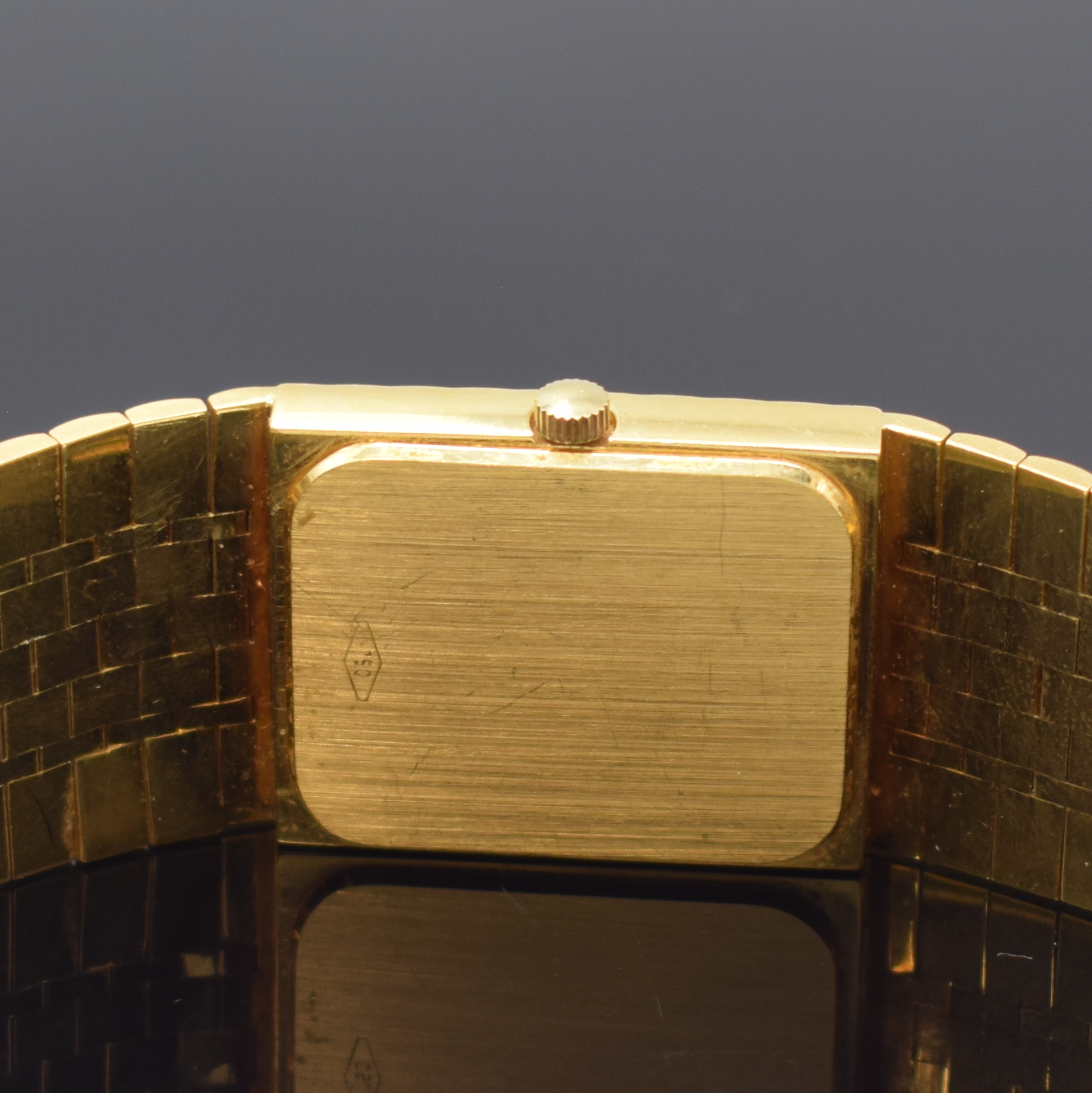 Detail c: GENEVE Armbanduhr in GG 750/000, Schweiz um 1975, quarz, Boden aufgedr., Goldband m. dopp.Faltschl., blaues Zifferbl. m. gold. Std.-Ind., gold. ...
