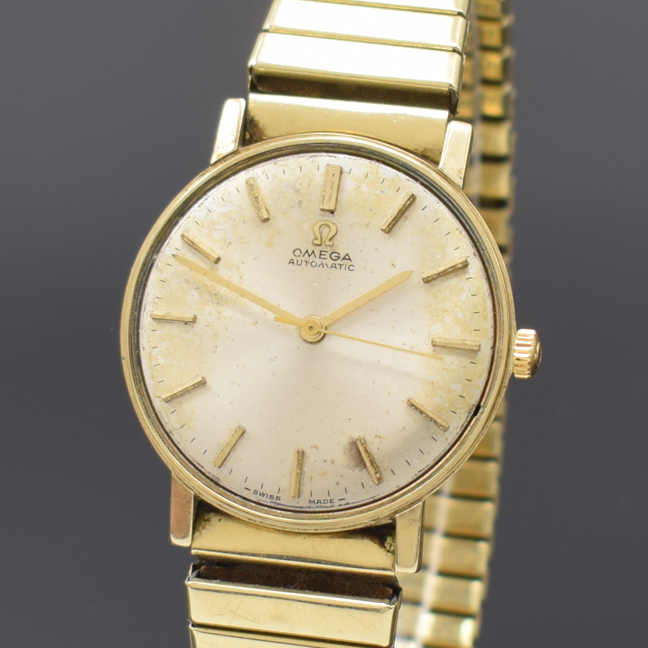 Detail a: OMEGA Armbanduhr Referenz 161009 an neutralem Flexband in GG 585/000, Schweiz um 1964, Automatik, 3-tlg. Goldgeh., Boden u. Glasrand aufgedr., silb. ...