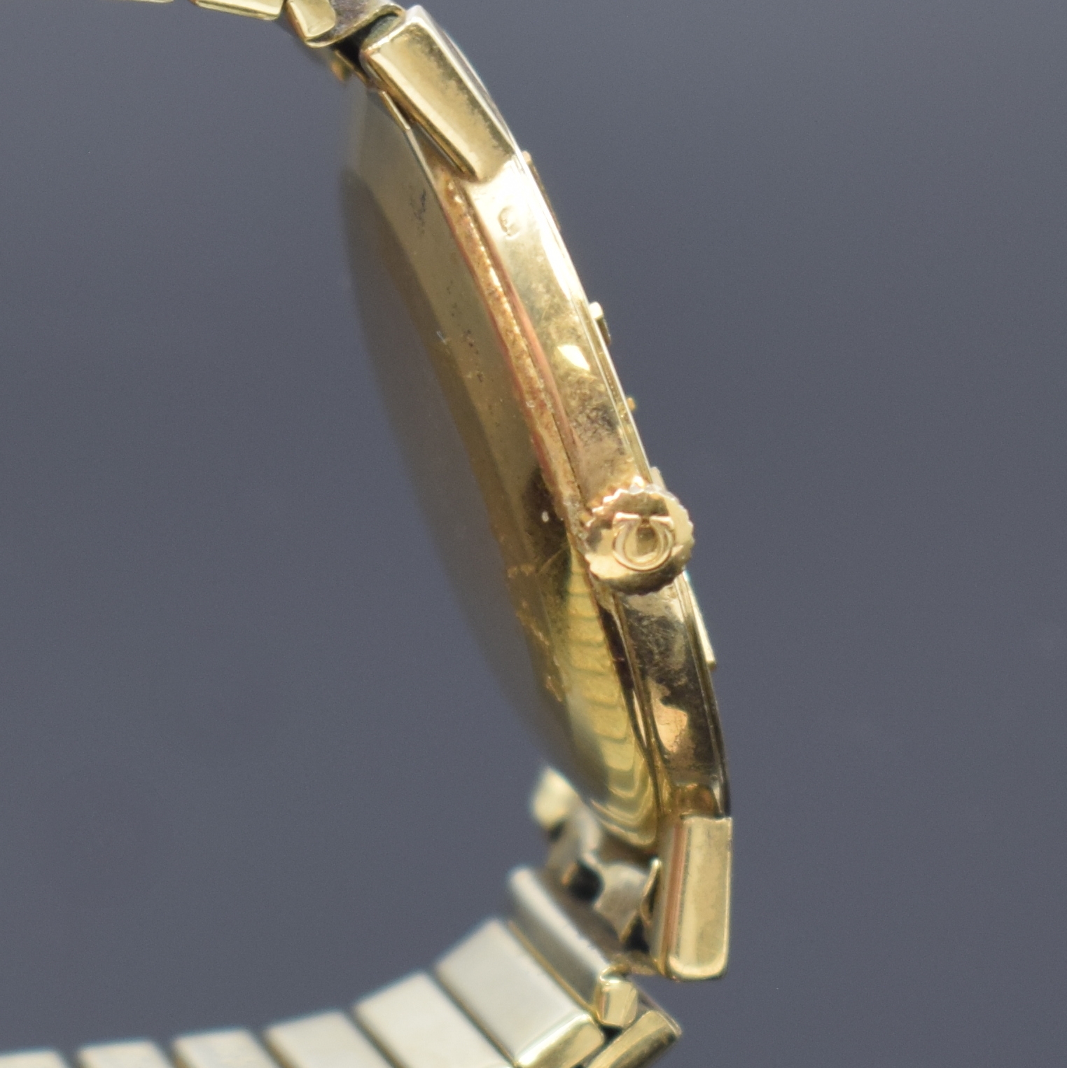 Detail b: OMEGA Armbanduhr Referenz 161009 an neutralem Flexband in GG 585/000, Schweiz um 1964, Automatik, 3-tlg. Goldgeh., Boden u. Glasrand aufgedr., silb. ...