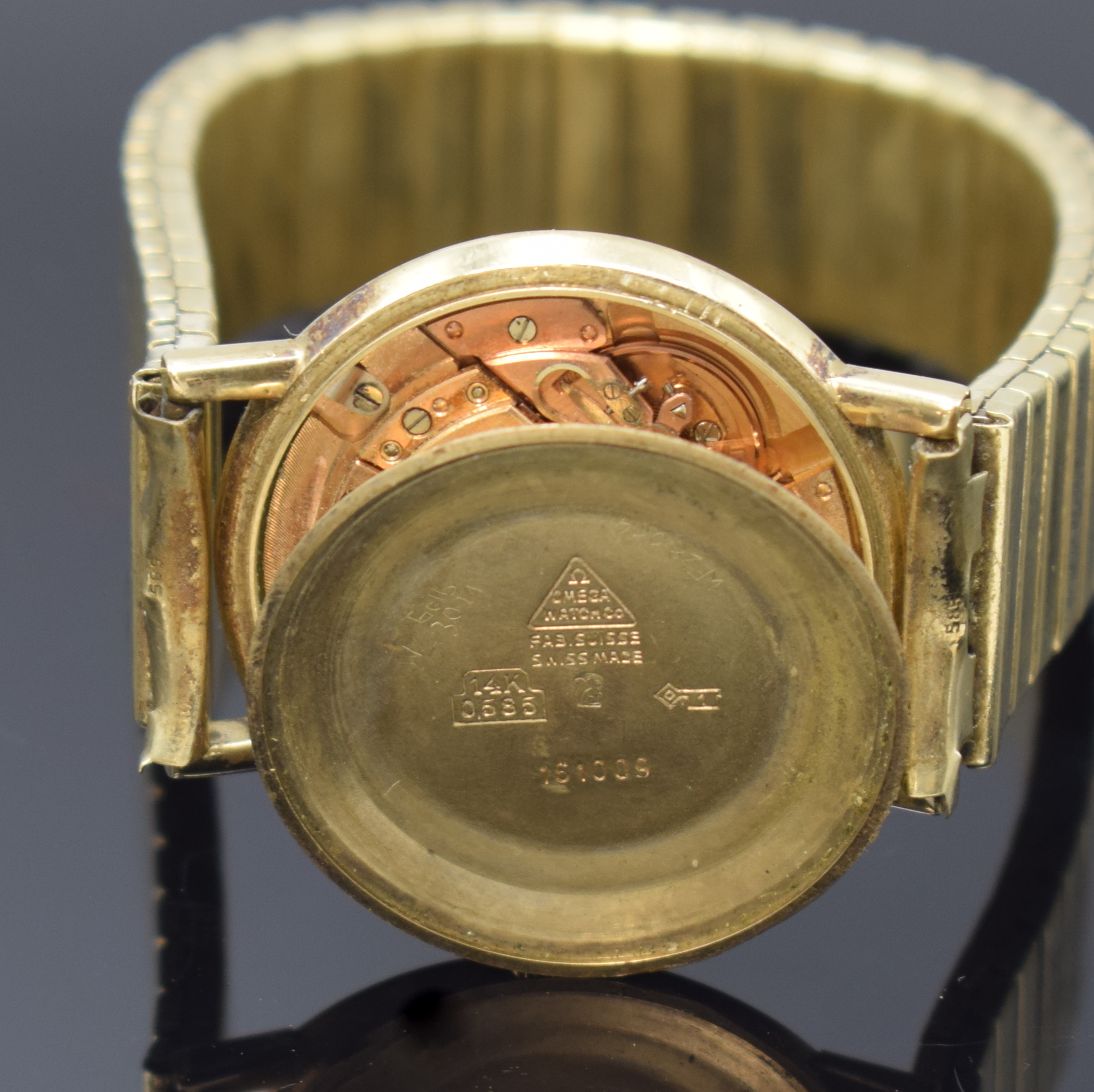 Detail e: OMEGA Armbanduhr Referenz 161009 an neutralem Flexband in GG 585/000, Schweiz um 1964, Automatik, 3-tlg. Goldgeh., Boden u. Glasrand aufgedr., silb. ...