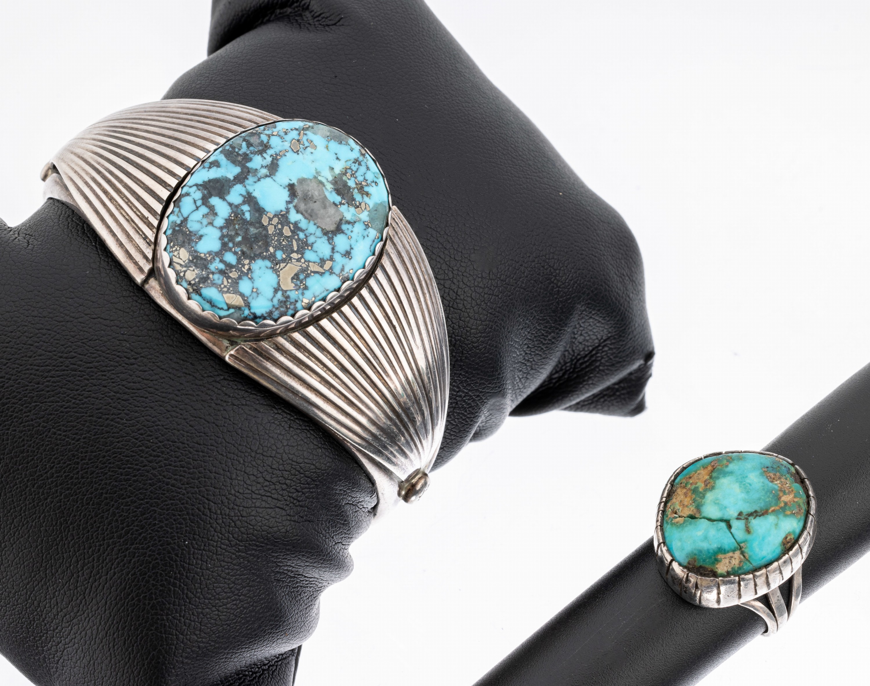 Türkis-Schmuckset, 925er Silber, im Stil der Navajo, best. aus: Armspange, ca. 5.7 x 4.3 cm, Öffnung ca. 3 cm, und 1 Ring, RW 55, jew. mit ...