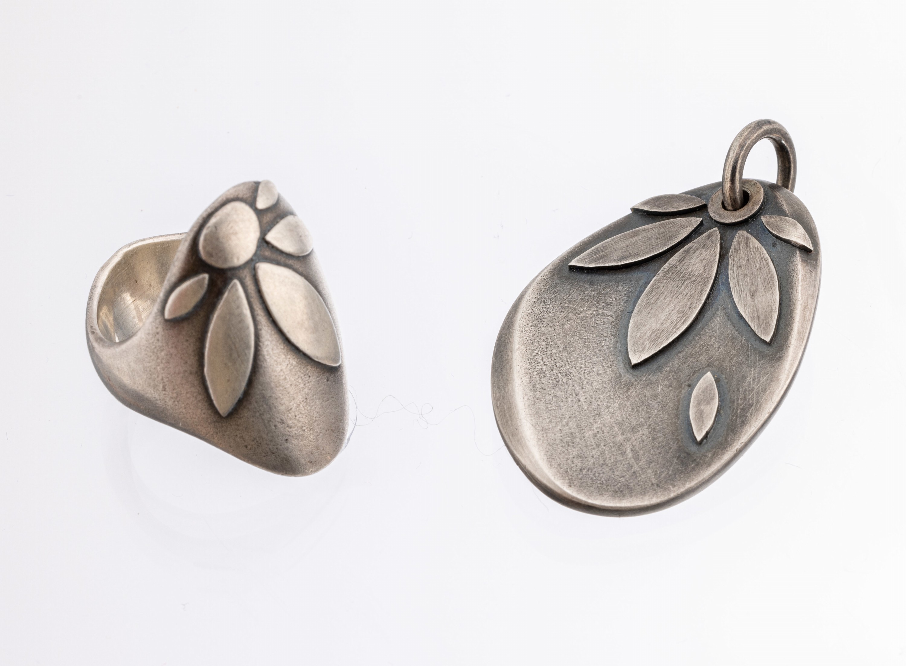 Designer Schmuckset, 925er Silber, abstraktfloral, best. aus: 1 Ring, RW 53.5 und 1 Anhänger, ca. 4.5 x 2.7 cm, qualitätvolle Verarbeitung, ...