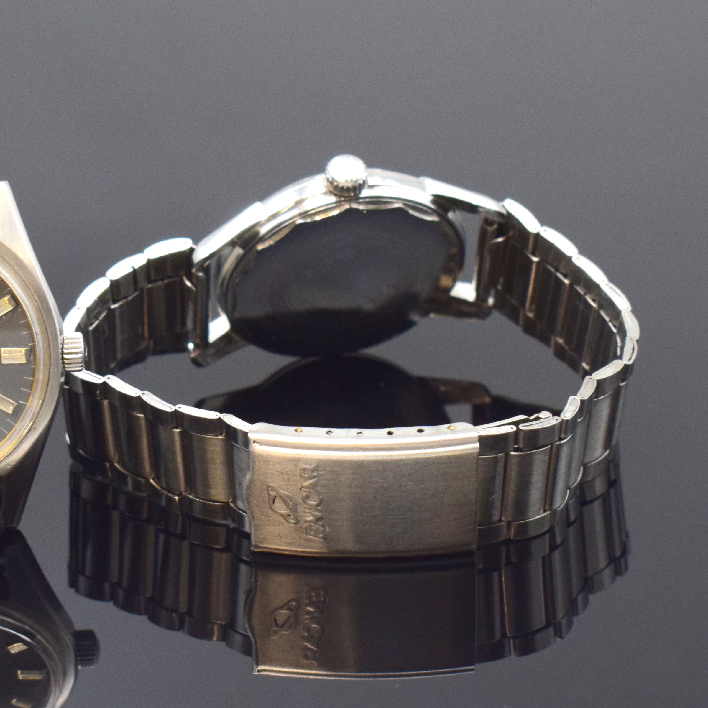 Detail a: Konvolut: 2 ENICAR Herrenarmbanduhren, Schweiz 1960er Jahre, beide Handaufzug, beide Edelstahl, 1 x Modell Sherpa, Boden m. Bajonette-Verschl., silb. ...