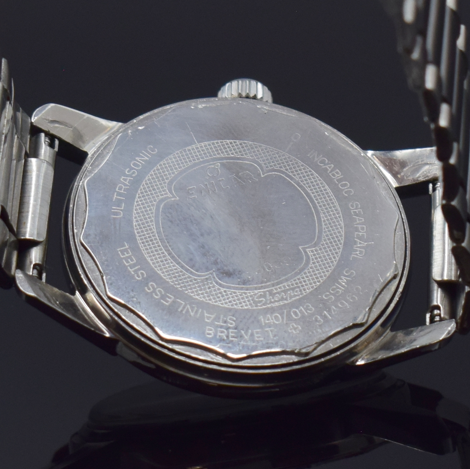 Detail d: Konvolut: 2 ENICAR Herrenarmbanduhren, Schweiz 1960er Jahre, beide Handaufzug, beide Edelstahl, 1 x Modell Sherpa, Boden m. Bajonette-Verschl., silb. ...