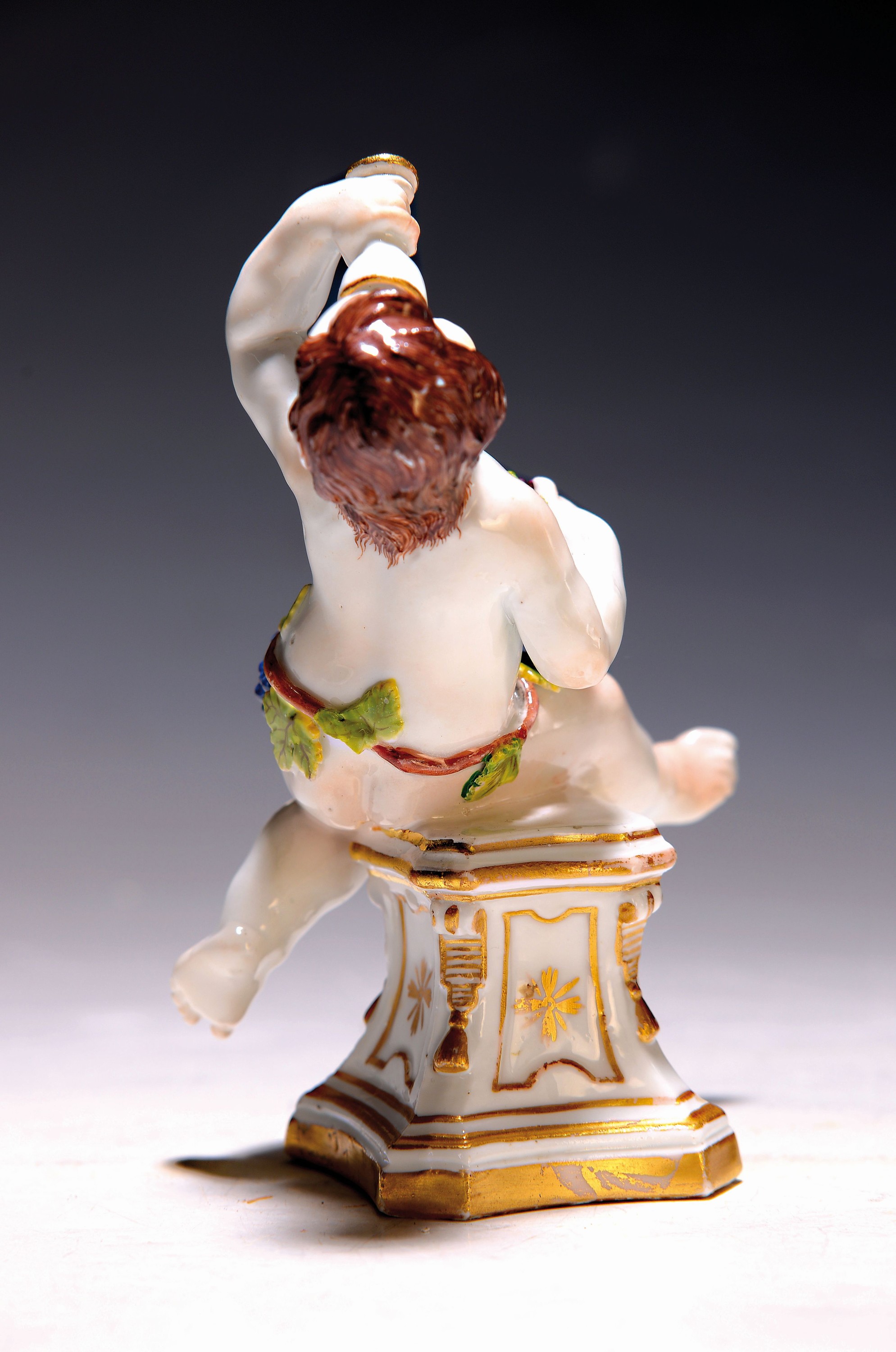 Detail a: Porzellanfigur, Meissen, um 1745, "Trinkender Putto", Allegorie auf den Herbst, aus der Serie Vier Jahreszeiten, Entwurf Johann Joachim ...