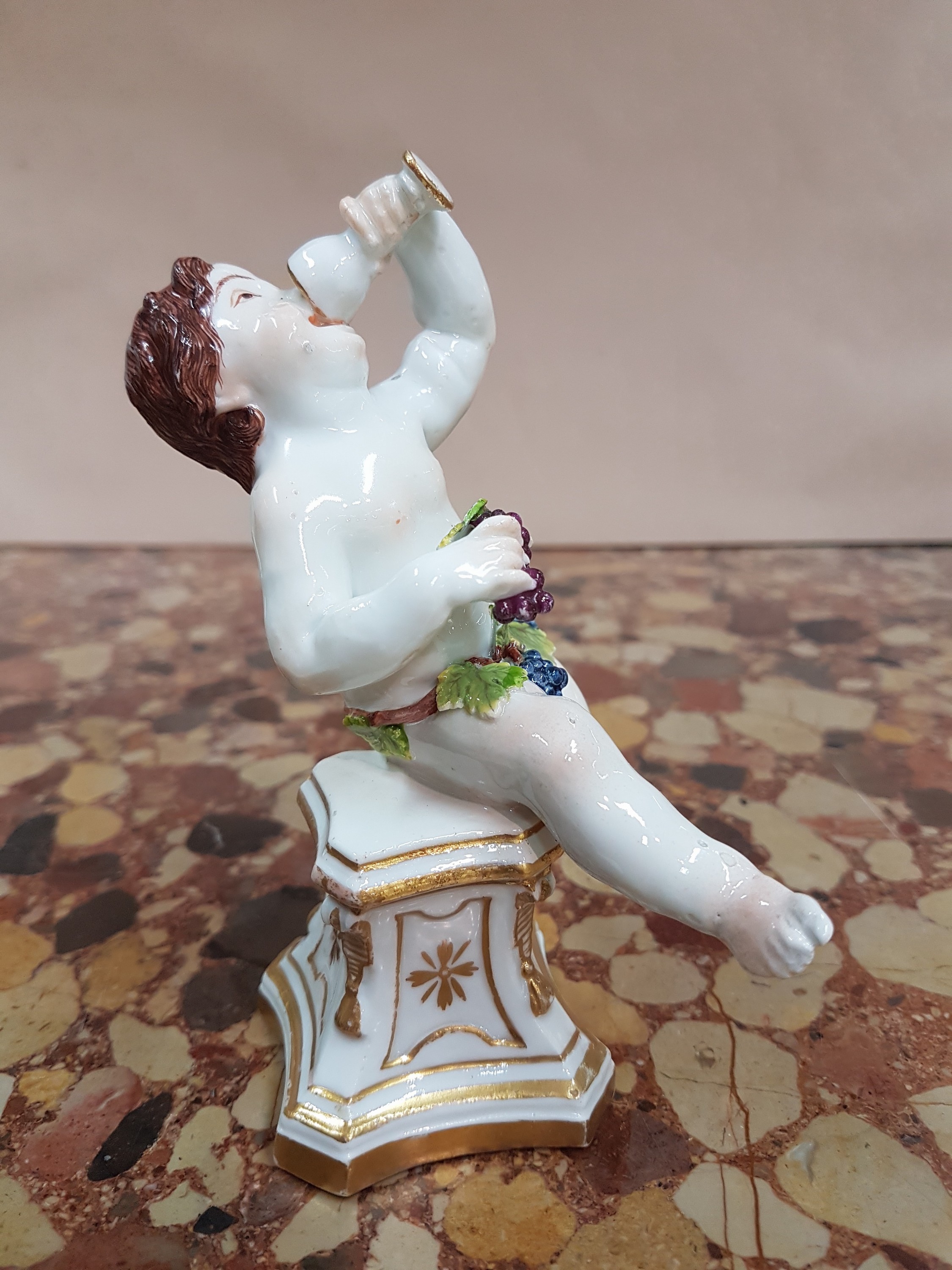 Detail c: Porzellanfigur, Meissen, um 1745, "Trinkender Putto", Allegorie auf den Herbst, aus der Serie Vier Jahreszeiten, Entwurf Johann Joachim ...