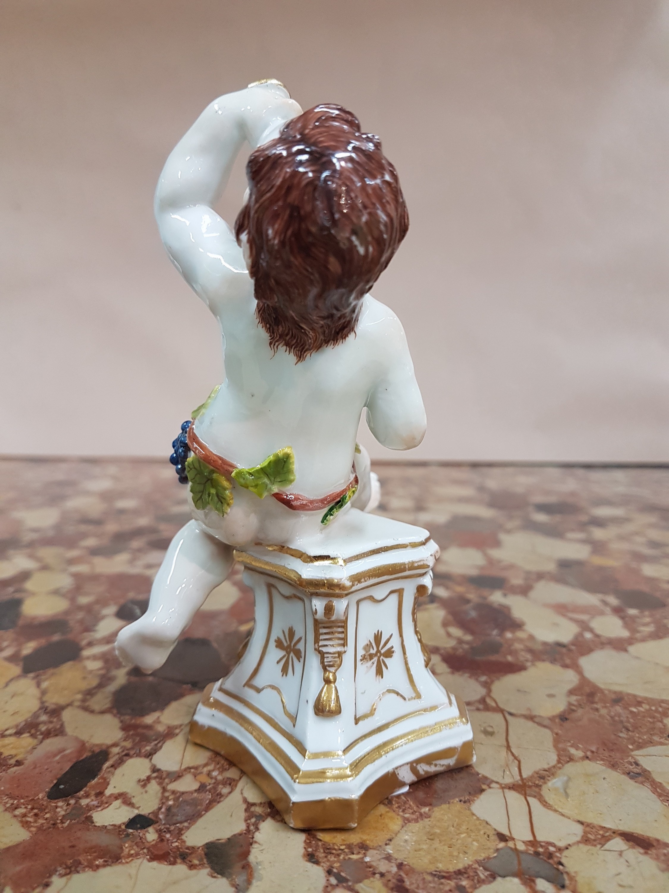 Detail d: Porzellanfigur, Meissen, um 1745, "Trinkender Putto", Allegorie auf den Herbst, aus der Serie Vier Jahreszeiten, Entwurf Johann Joachim ...