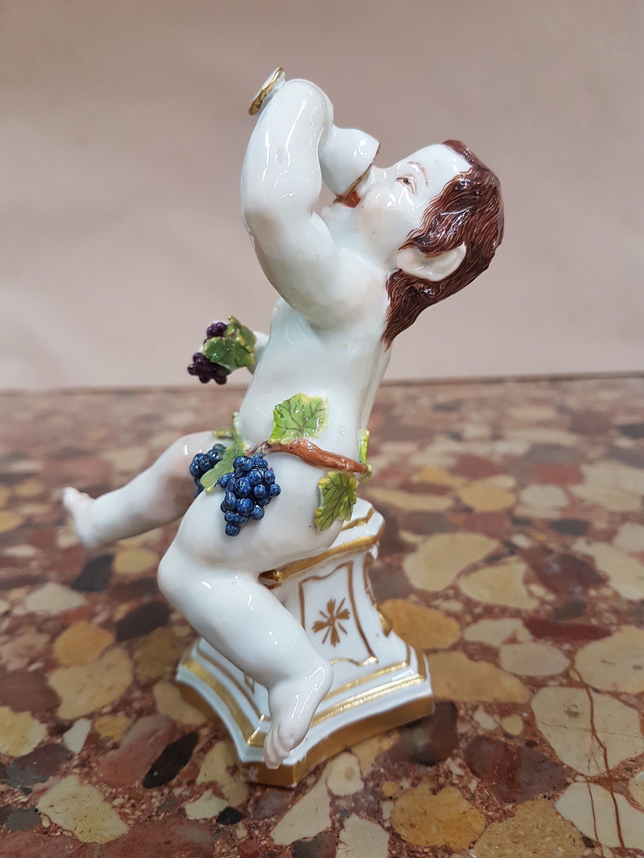 Detail e: Porzellanfigur, Meissen, um 1745, "Trinkender Putto", Allegorie auf den Herbst, aus der Serie Vier Jahreszeiten, Entwurf Johann Joachim ...