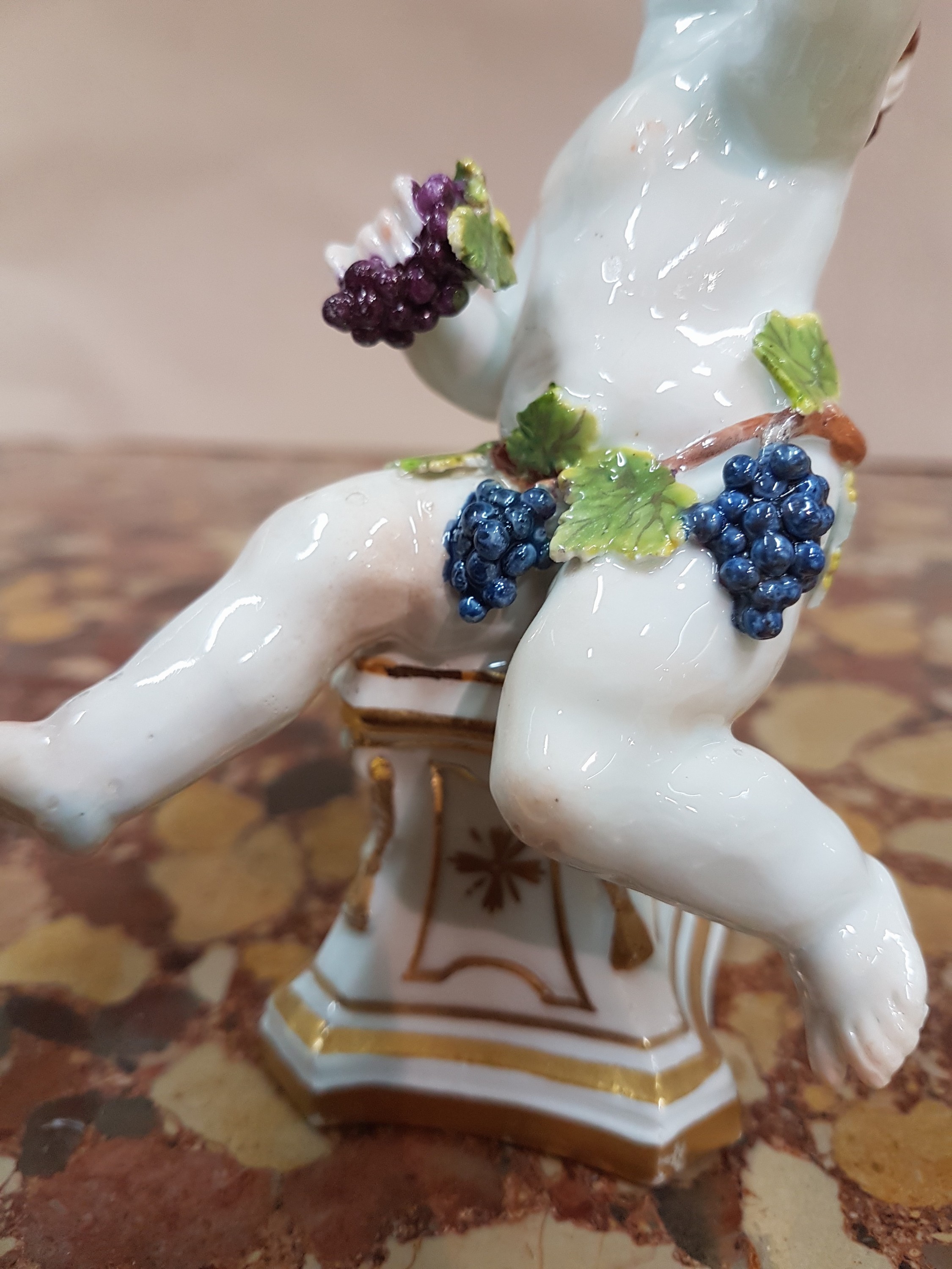 Detail f: Porzellanfigur, Meissen, um 1745, "Trinkender Putto", Allegorie auf den Herbst, aus der Serie Vier Jahreszeiten, Entwurf Johann Joachim ...