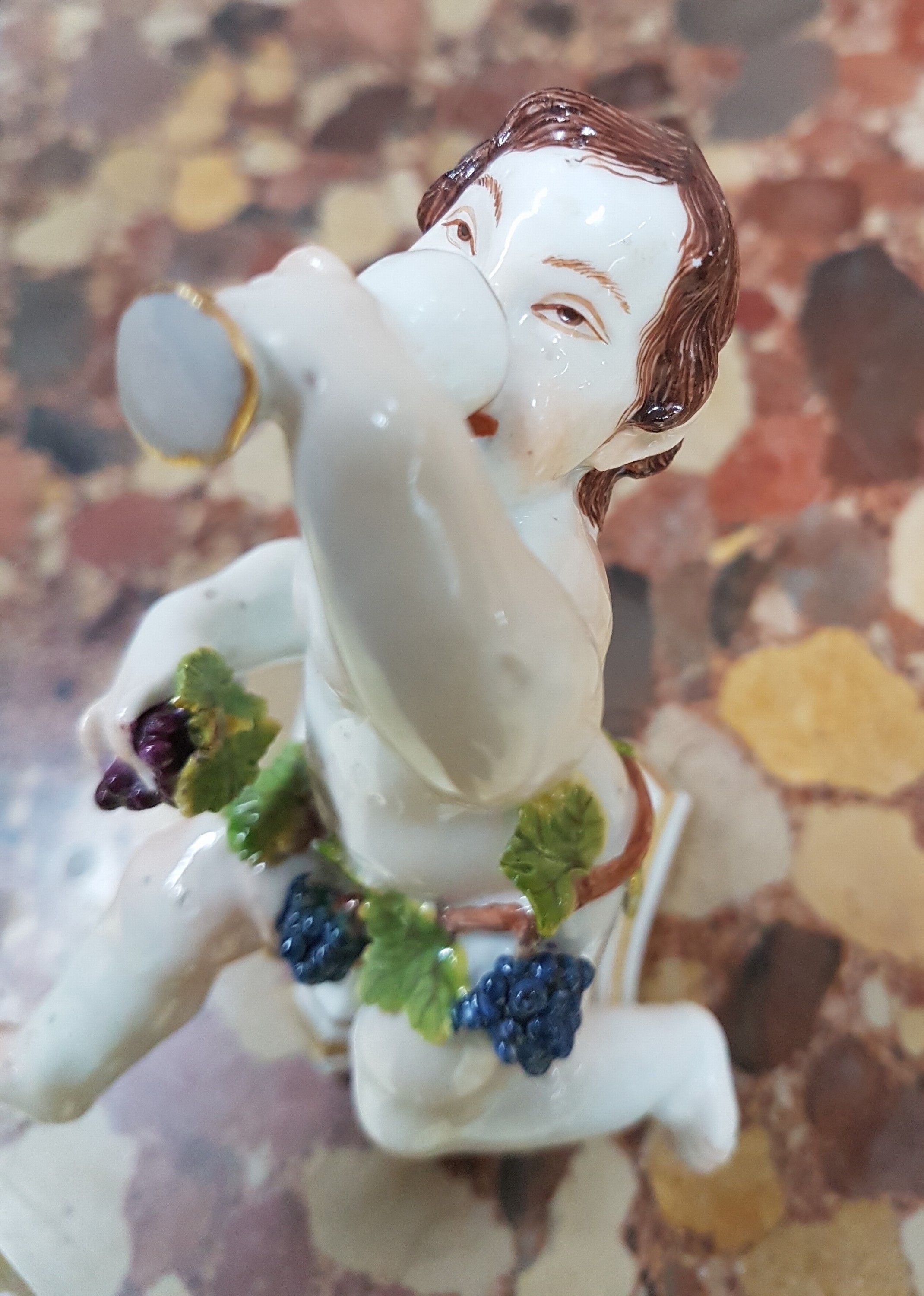 Detail g: Porzellanfigur, Meissen, um 1745, "Trinkender Putto", Allegorie auf den Herbst, aus der Serie Vier Jahreszeiten, Entwurf Johann Joachim ...