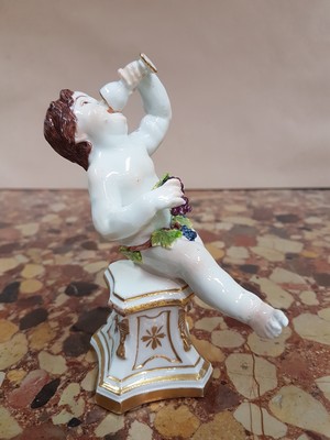 26828645c - Porzellanfigur, Meissen, um 1745, "Trinkender Putto", Allegorie auf den ...