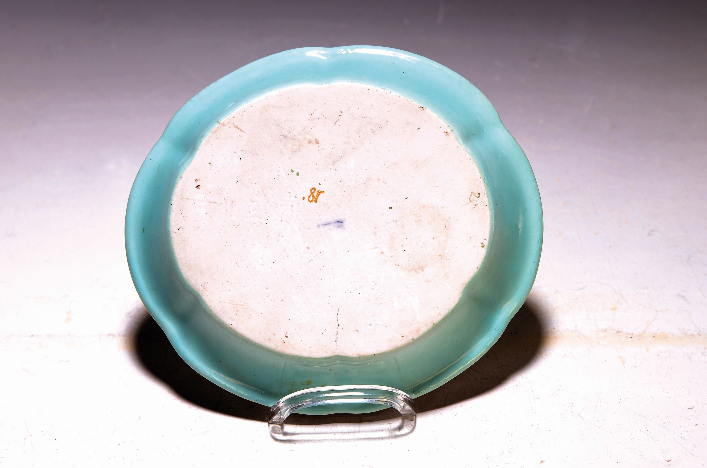 Detail a: Schälchen, Meissen, um 1735/40, Porzellan, sechspassige Form, feine Kauffahrtei-Szene/ Hafenszene, großer Viermaster mit Treiben auf kleinen Booten ...