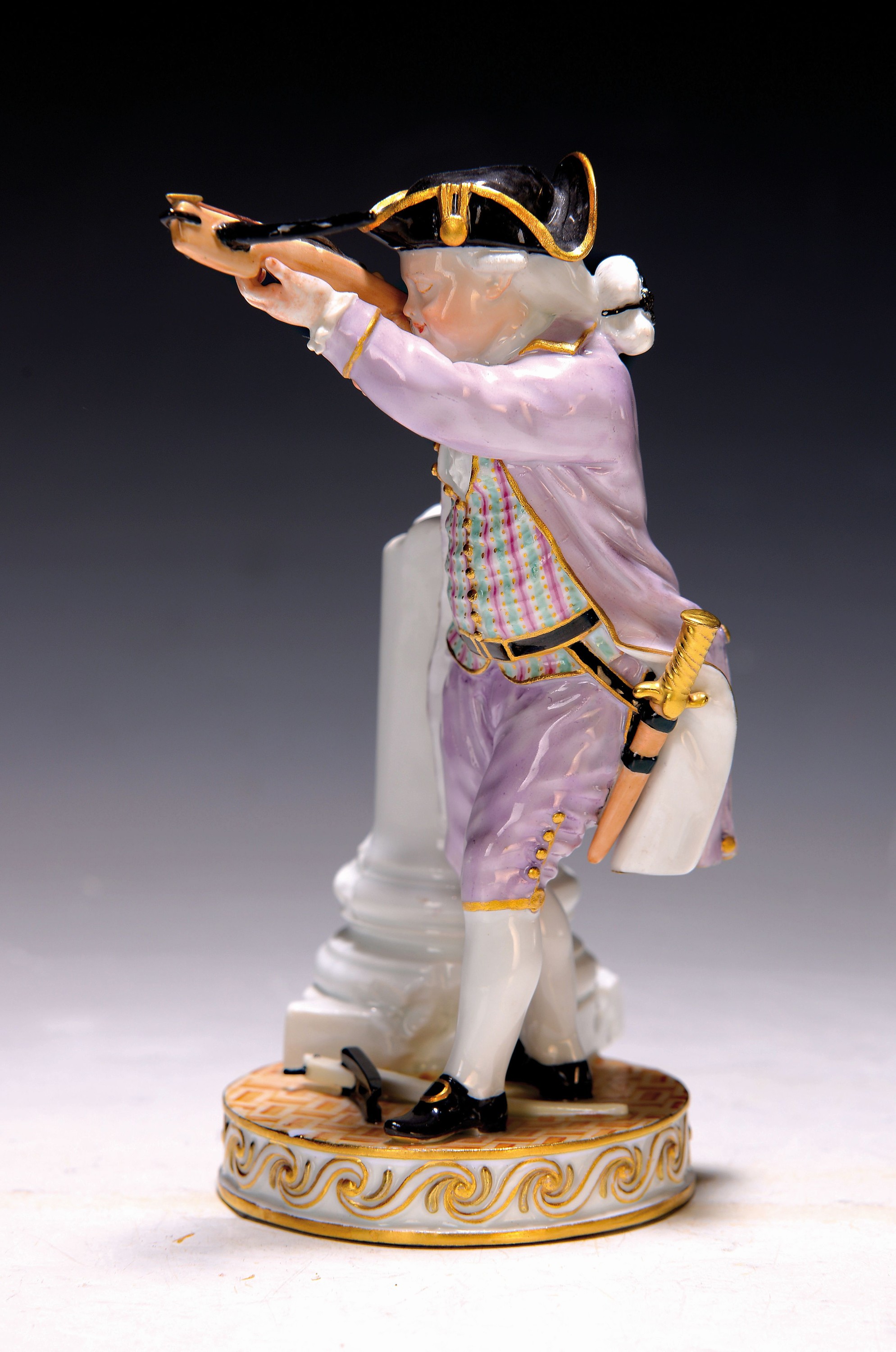 Porzellanfigur, Entwurf Viktor Acier, 1774-1814, Marcolinizeit, "Knabe mit Armbrust", altersbedingt besch., H.ca. 15.5 cm
