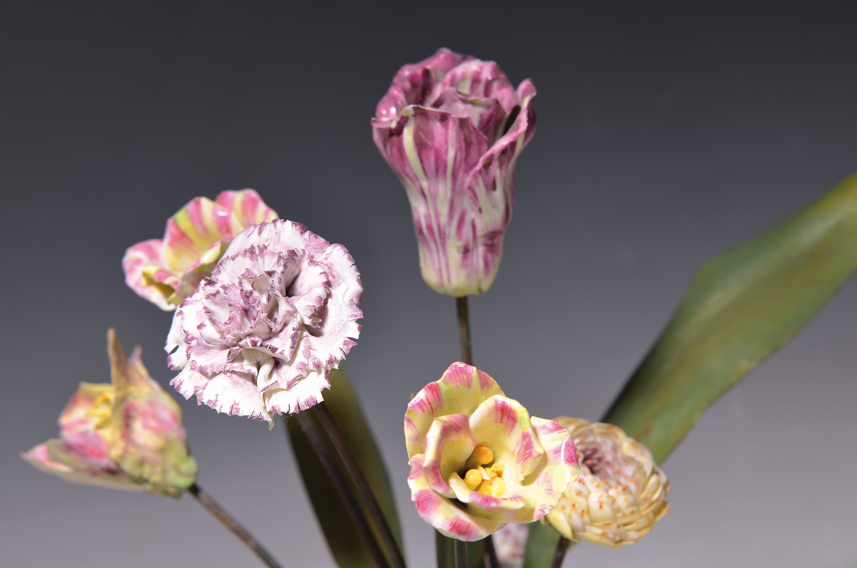 Detail a: Meissener Blumenkorb mit eingesteckten, Porzellanblumen und lackierten Blechblättern und -stengeln, Korb Meissen Mitte 18.Jh., Einsteckblume wohl ...