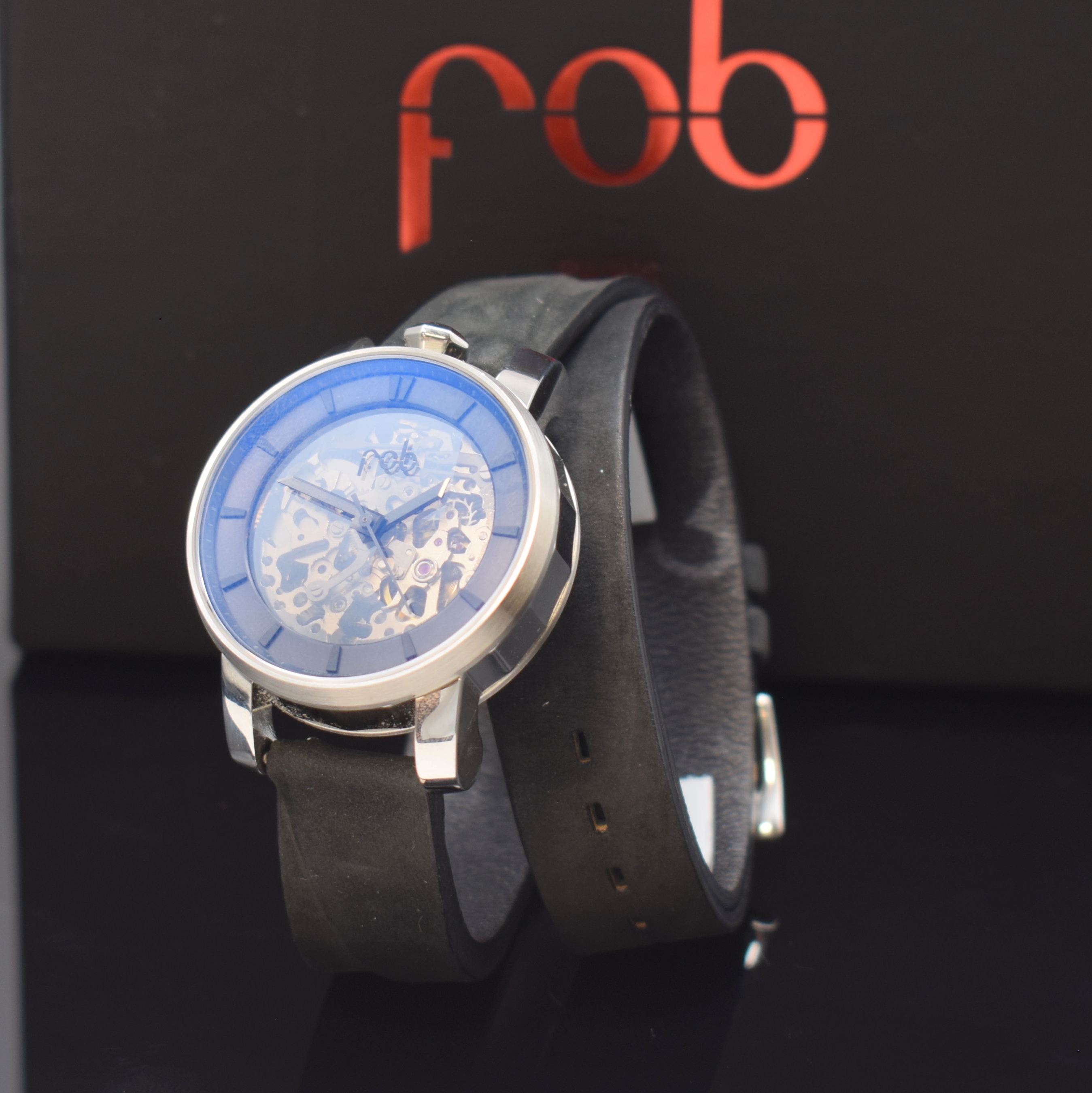 FOB Paris skelettierte Armbanduhr in Stahl, Frankreich um 2020, Automatik, beids. vergl. Geh., Boden verschr., Lederband inkl. orig. Dornschl., ...