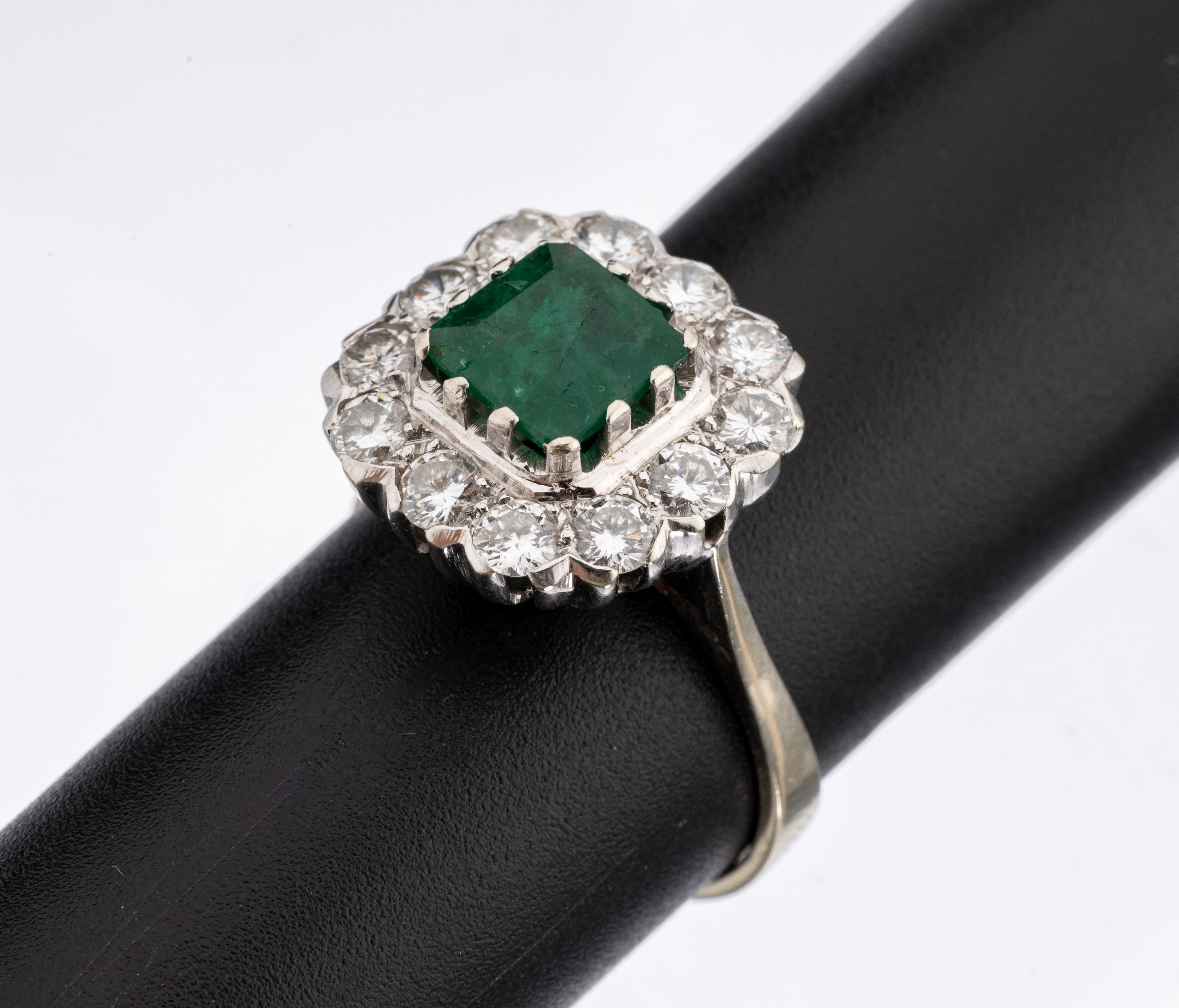 14 kt Gold Smaragd-Brillant-Ring, Österreich/Wien, WG 585/000, mittig facett.Smaragd ca. 1.20 ct, (Kerben/Risse), umgeben von 12 Brillanten zus. ...
