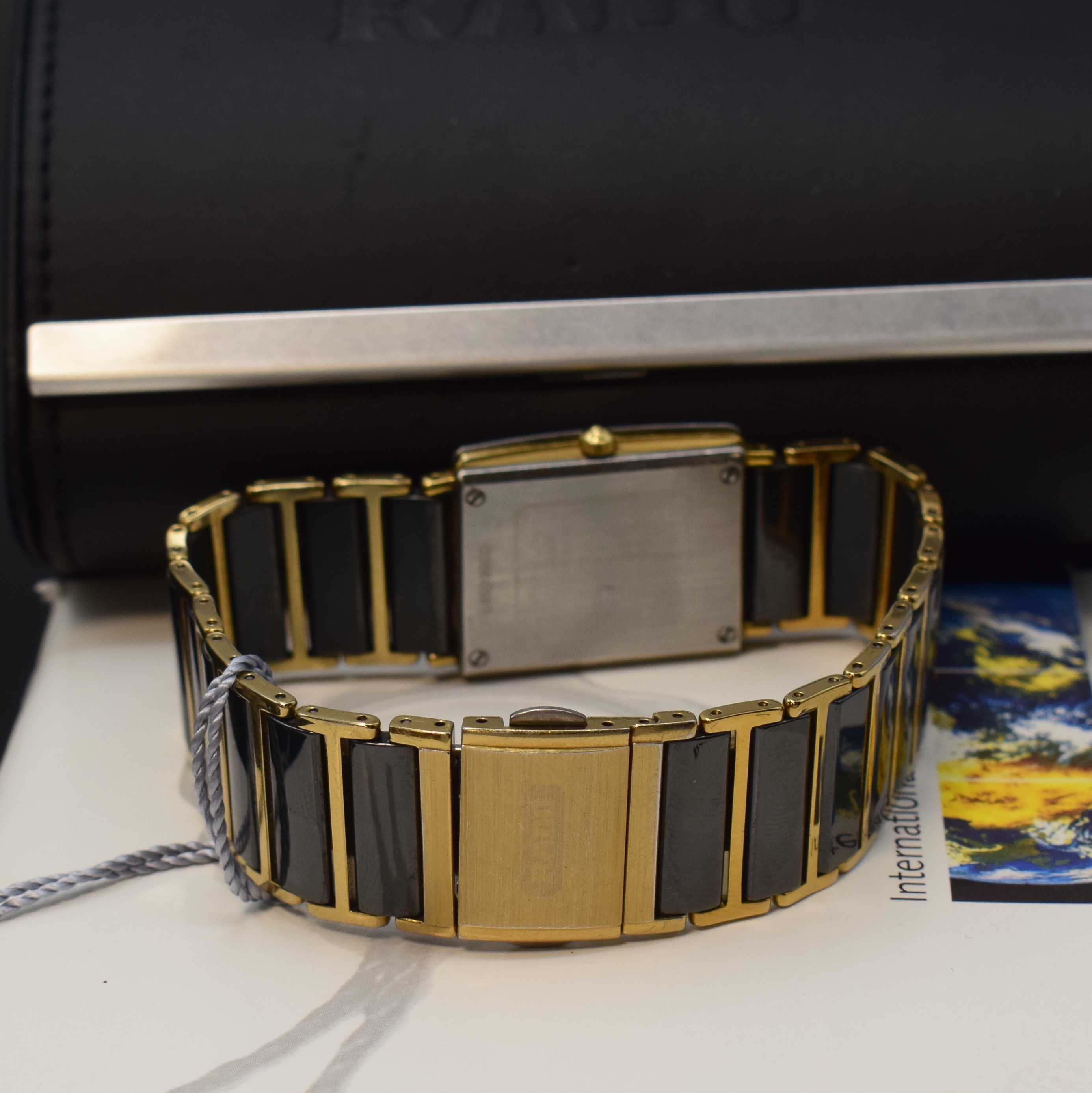 Detail b: RADO Diastar Armbanduhr Referenz 160.0381.3, Schweiz um 2005, quarz, verg. Gehäuse, Boden 4-fach verschr., verg. Gliederband mit Keramikelementen, ...