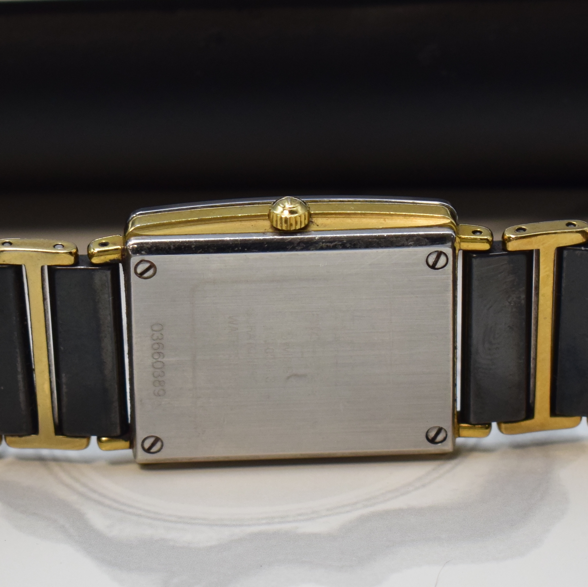 Detail d: RADO Diastar Armbanduhr Referenz 160.0381.3, Schweiz um 2005, quarz, verg. Gehäuse, Boden 4-fach verschr., verg. Gliederband mit Keramikelementen, ...