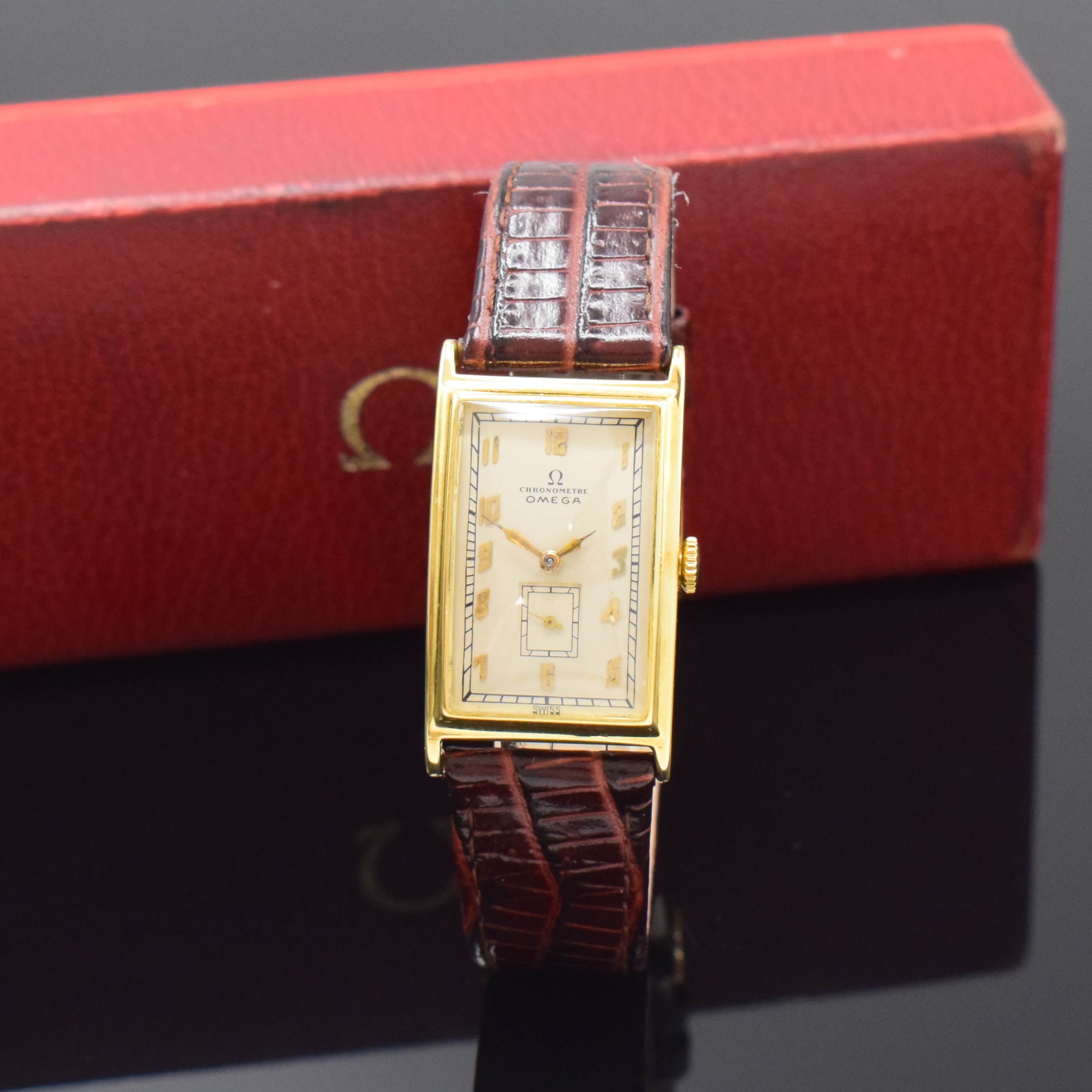 OMEGA Herrenarmbanduhr in GG 585/000, Handaufzug, Schweiz für den dtsch. Markt um 1935, rectangulär. Scharniergeh., Boden m. Namensgravur, silb. ...