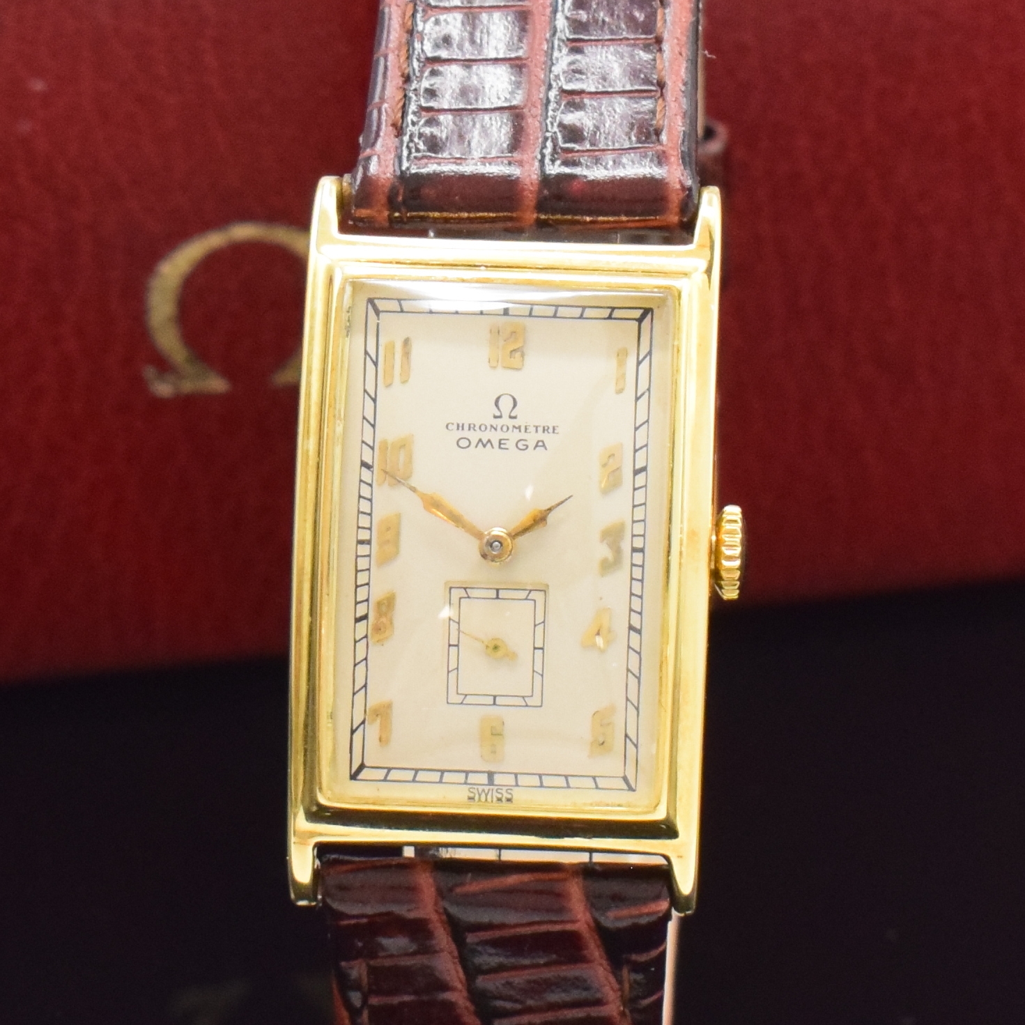 Detail a: OMEGA Herrenarmbanduhr in GG 585/000, Handaufzug, Schweiz für den dtsch. Markt um 1935, rectangulär. Scharniergeh., Boden m. Namensgravur, silb. ...
