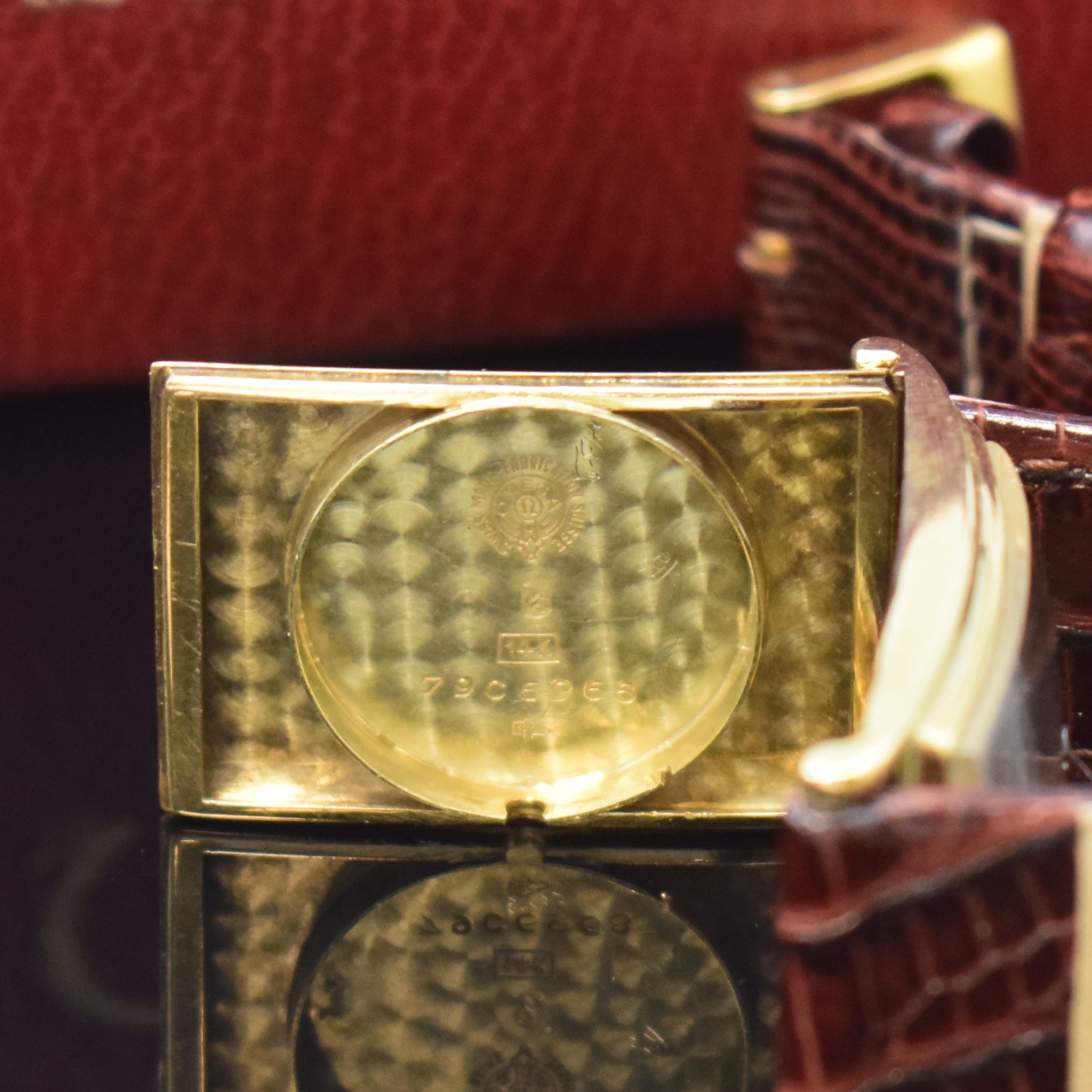 Detail c: OMEGA Herrenarmbanduhr in GG 585/000, Handaufzug, Schweiz für den dtsch. Markt um 1935, rectangulär. Scharniergeh., Boden m. Namensgravur, silb. ...