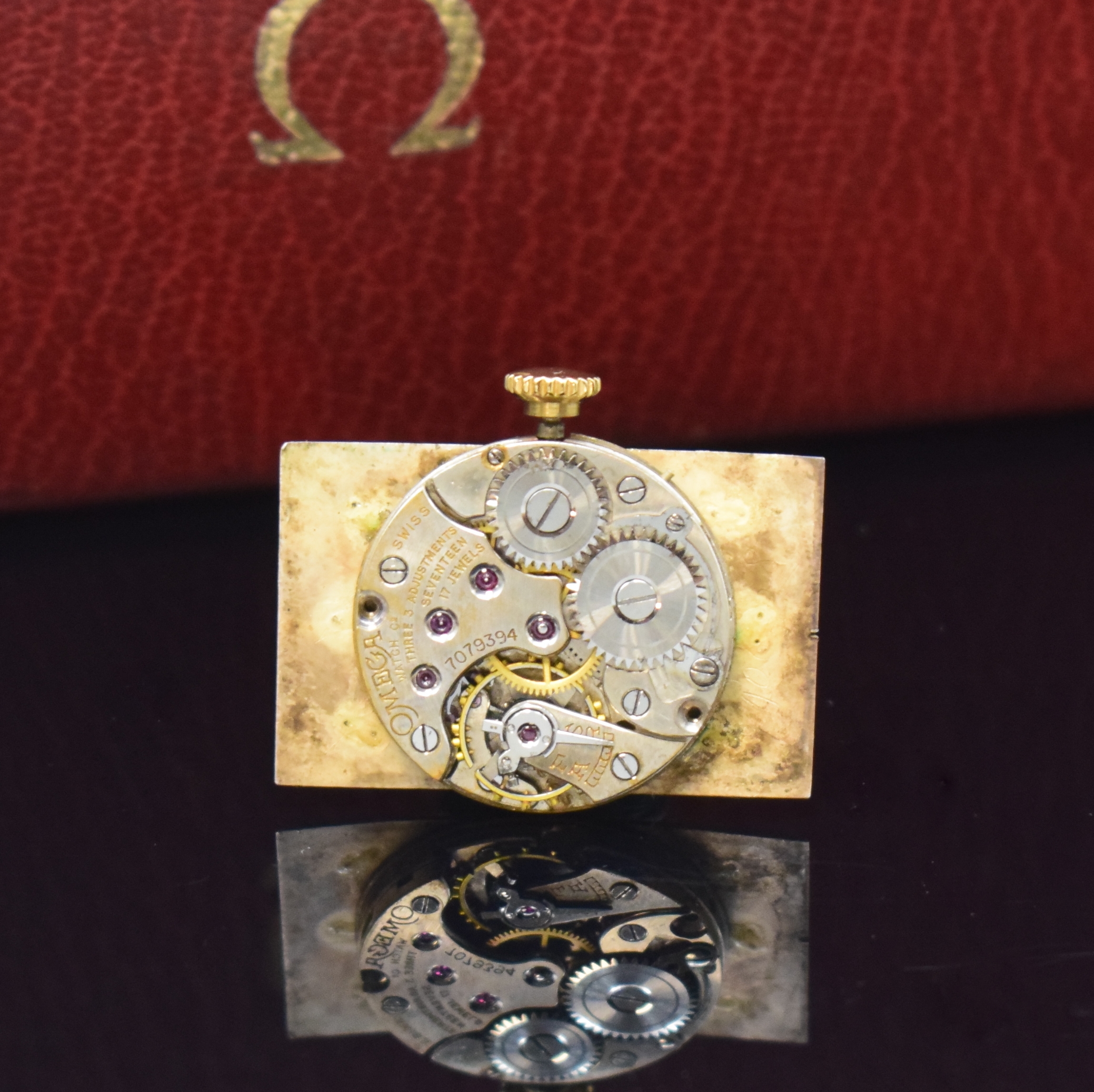 Detail d: OMEGA Herrenarmbanduhr in GG 585/000, Handaufzug, Schweiz für den dtsch. Markt um 1935, rectangulär. Scharniergeh., Boden m. Namensgravur, silb. ...