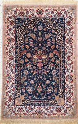 Image Esfahan fein, Persien, Mitte 20.Jhd, Korkwolle mit und auf Seide, ca. 163 x 108 cm,EHZ: ...