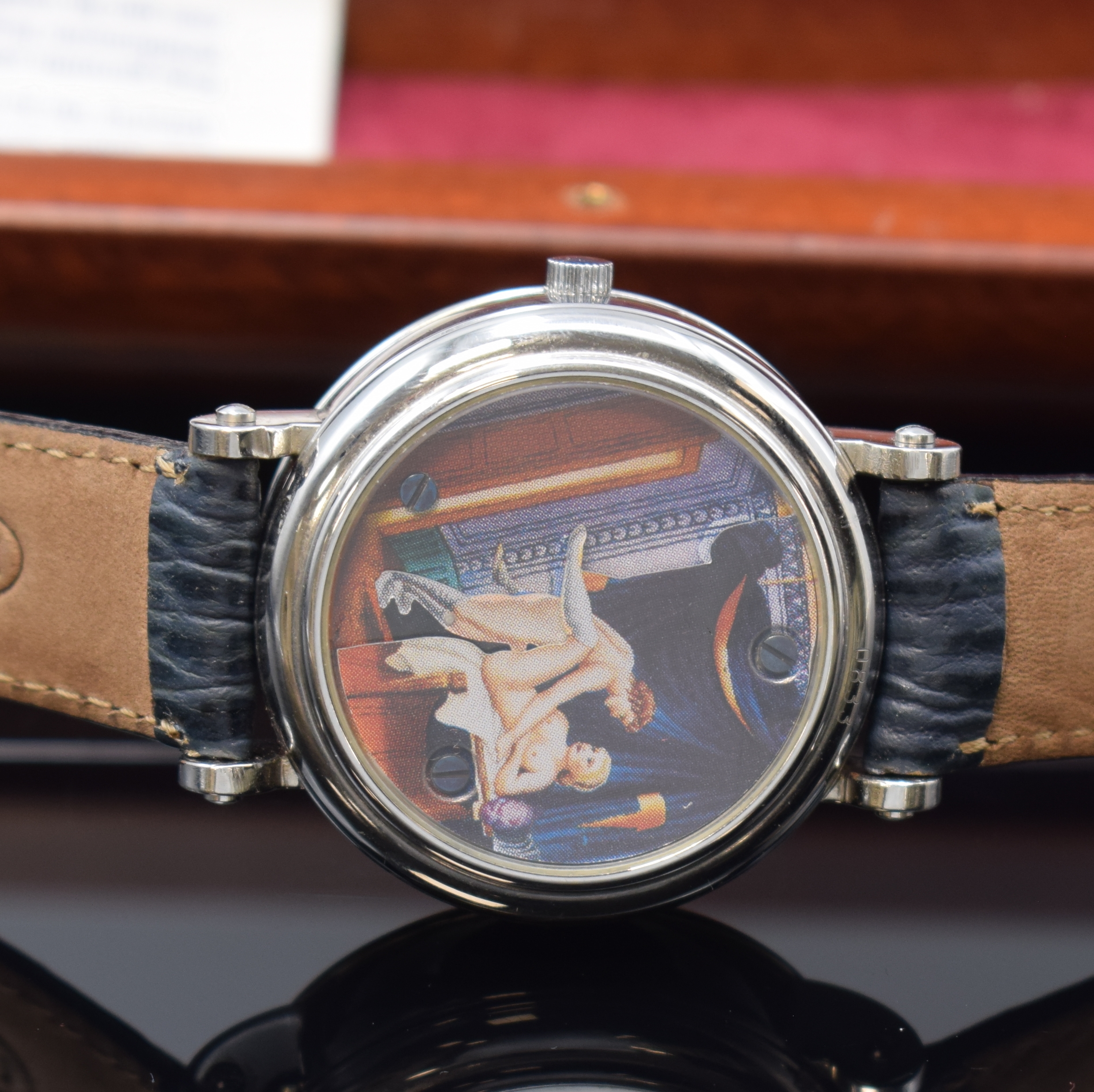 Detail d: IGJ Montre Erotique Herrenarmbanduhr in Stahl, Schweiz um 1996, Automatik, orig. Lederband m. Dornschl., vergl. Rückseite m. beweglicher erotischer ...