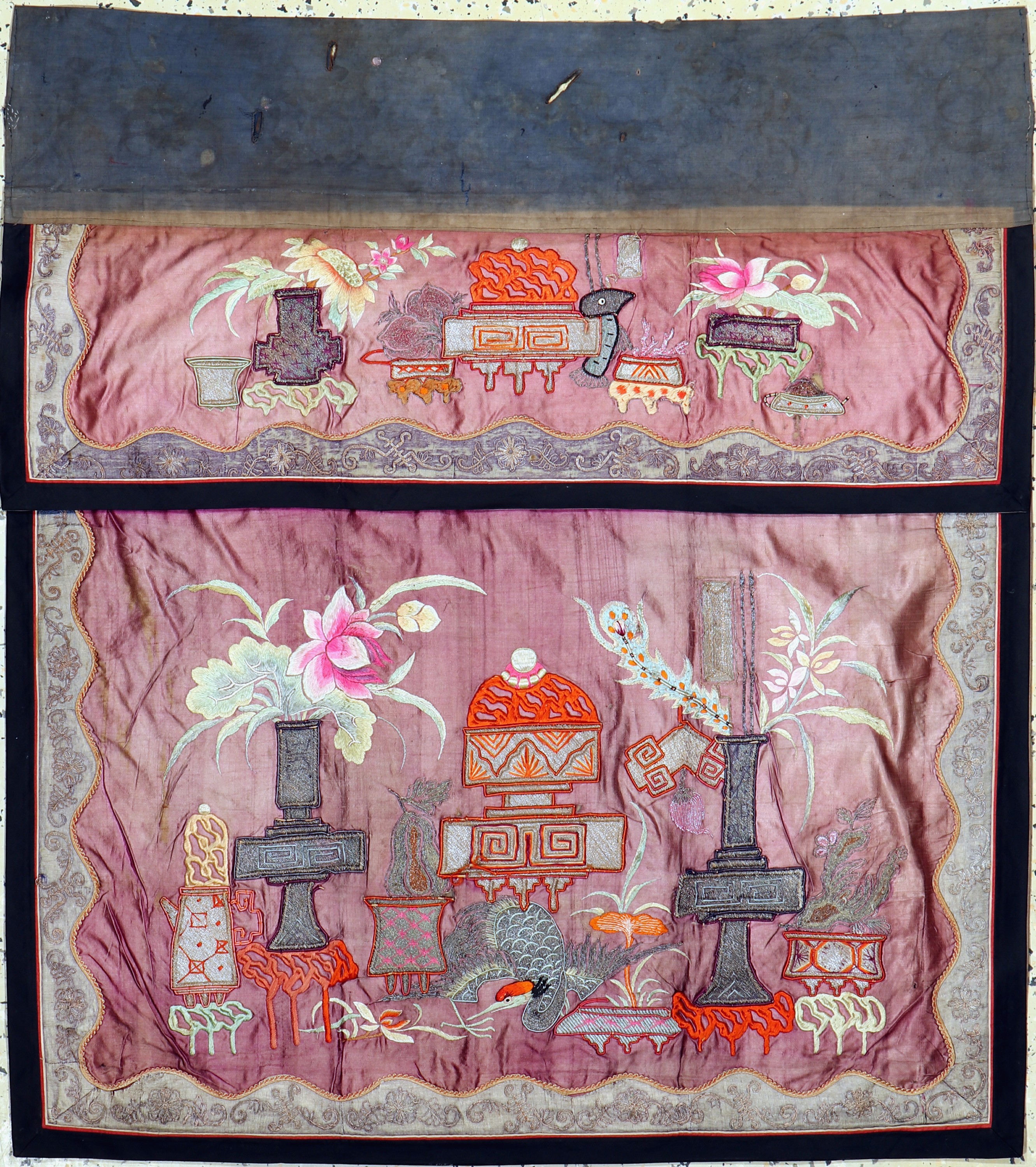 Seide-Metallstickerei antik, China, um 1900, Seide & Metall, ca. 108 x 96 cm, EHZ: 2-3