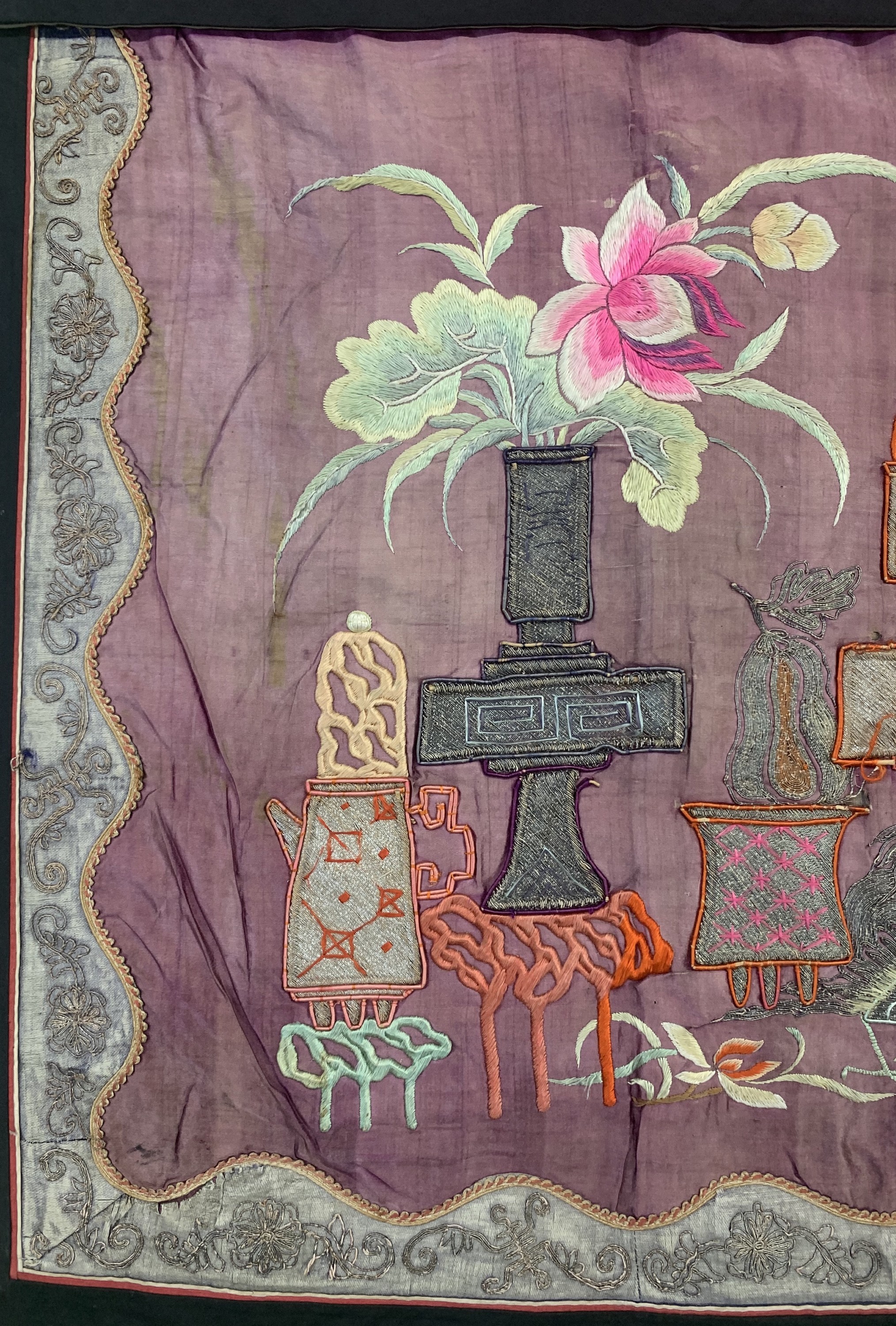 Detail b: Seide-Metallstickerei antik, China, um 1900, Seide & Metall, ca. 108 x 96 cm, EHZ: 2-3