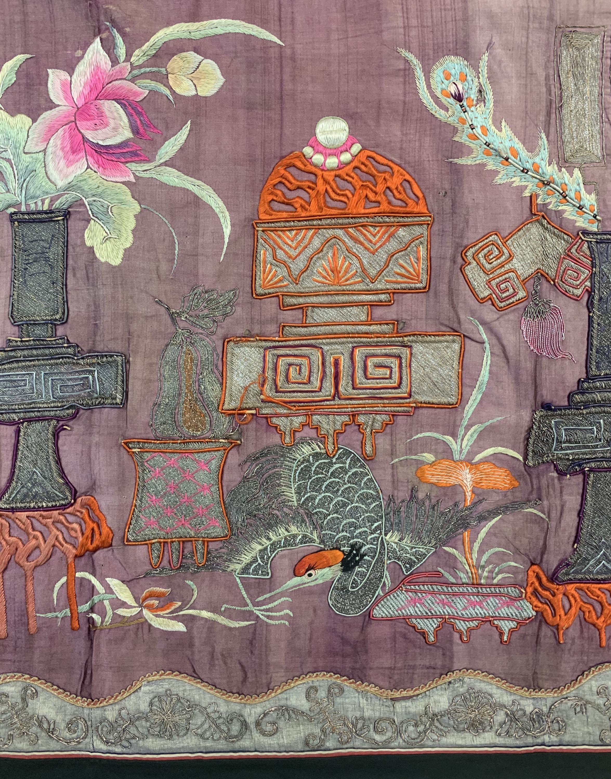 Detail c: Seide-Metallstickerei antik, China, um 1900, Seide & Metall, ca. 108 x 96 cm, EHZ: 2-3