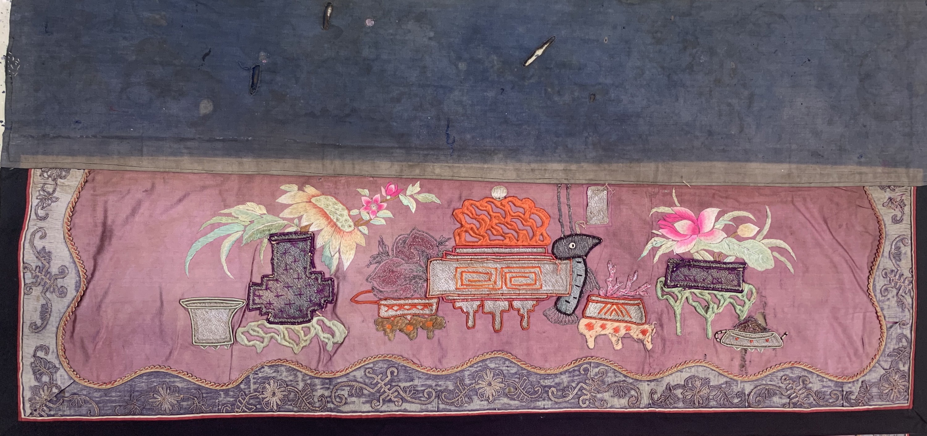 Detail d: Seide-Metallstickerei antik, China, um 1900, Seide & Metall, ca. 108 x 96 cm, EHZ: 2-3