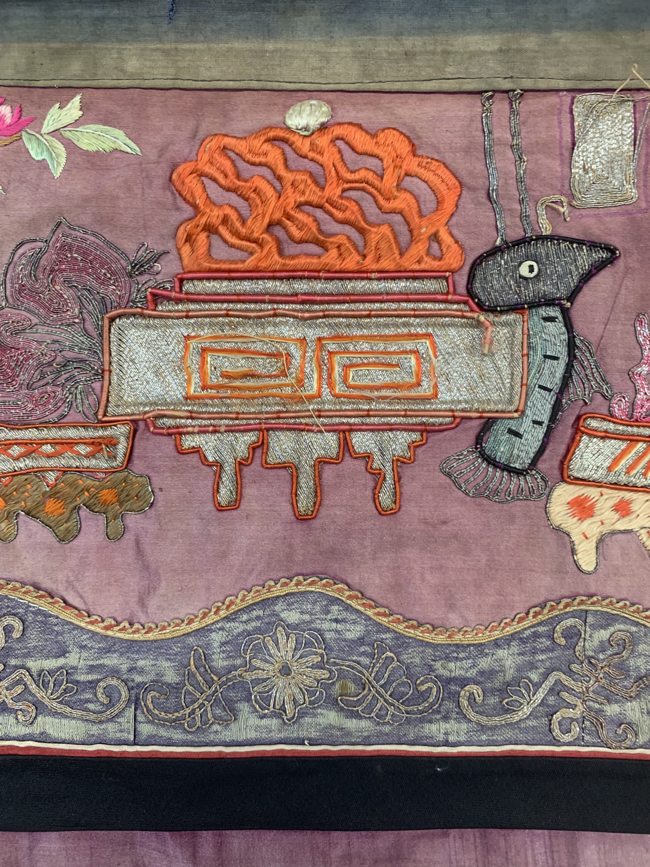 Detail e: Seide-Metallstickerei antik, China, um 1900, Seide & Metall, ca. 108 x 96 cm, EHZ: 2-3