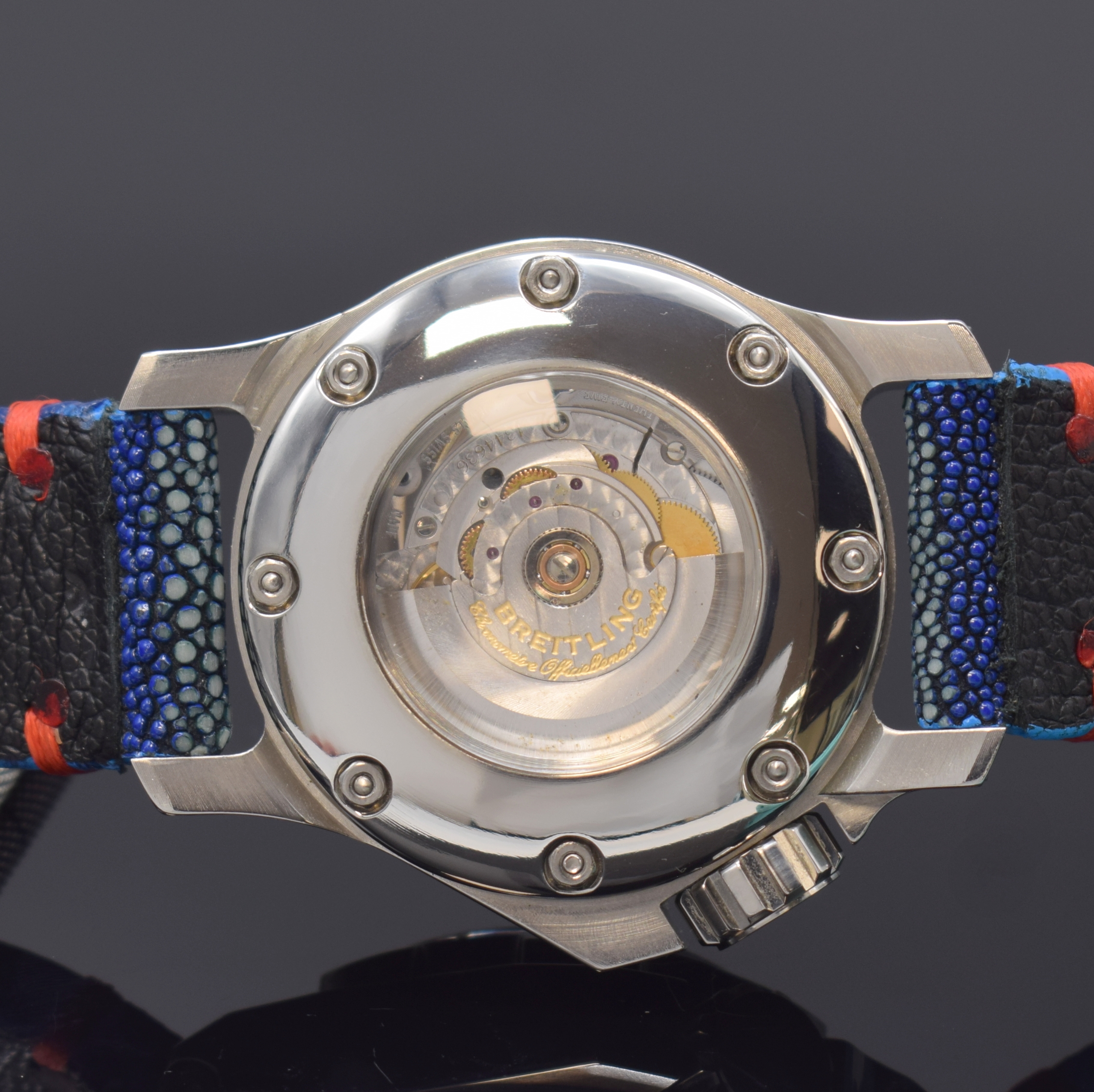 Detail d: KAVENTSMANN grosse Herrenarmbanduhr in Stahl, Schweiz um 2015, Automatik, massives Edelstahlgeh. beids. vergl., Boden gegen Lünette 8-fach verschr., ...
