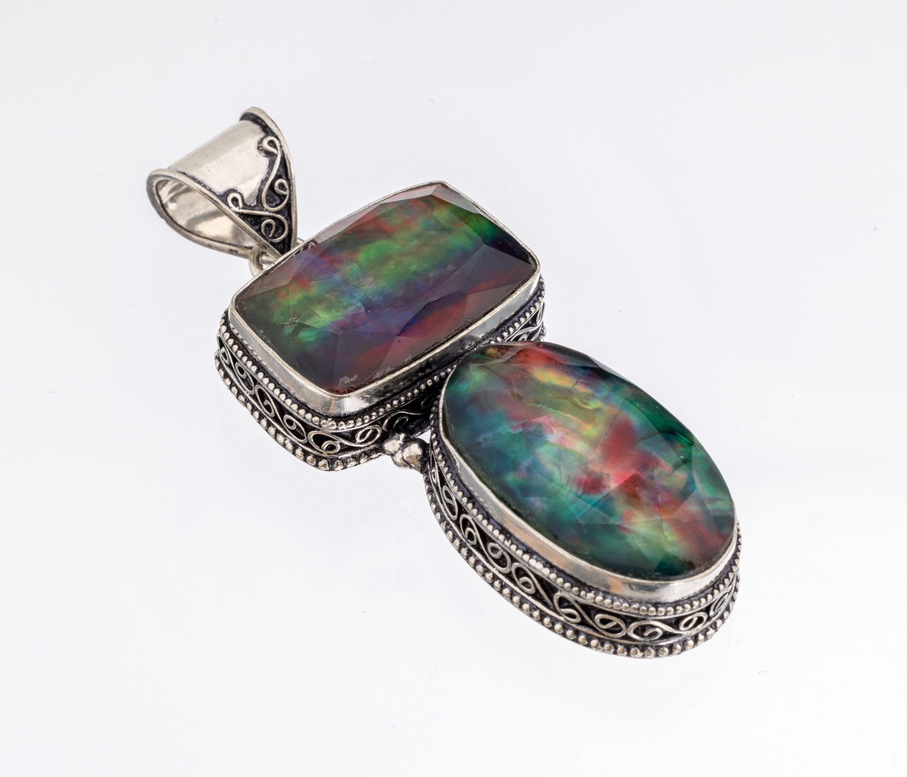 Ammolit-Anhänger, 925er Silber, 2 facett. Ammolite, Fundort Alberta/Kanada, prächtiges Farbspiel in rot, grün, blau und gelb, ca. 7 x2.8 cm