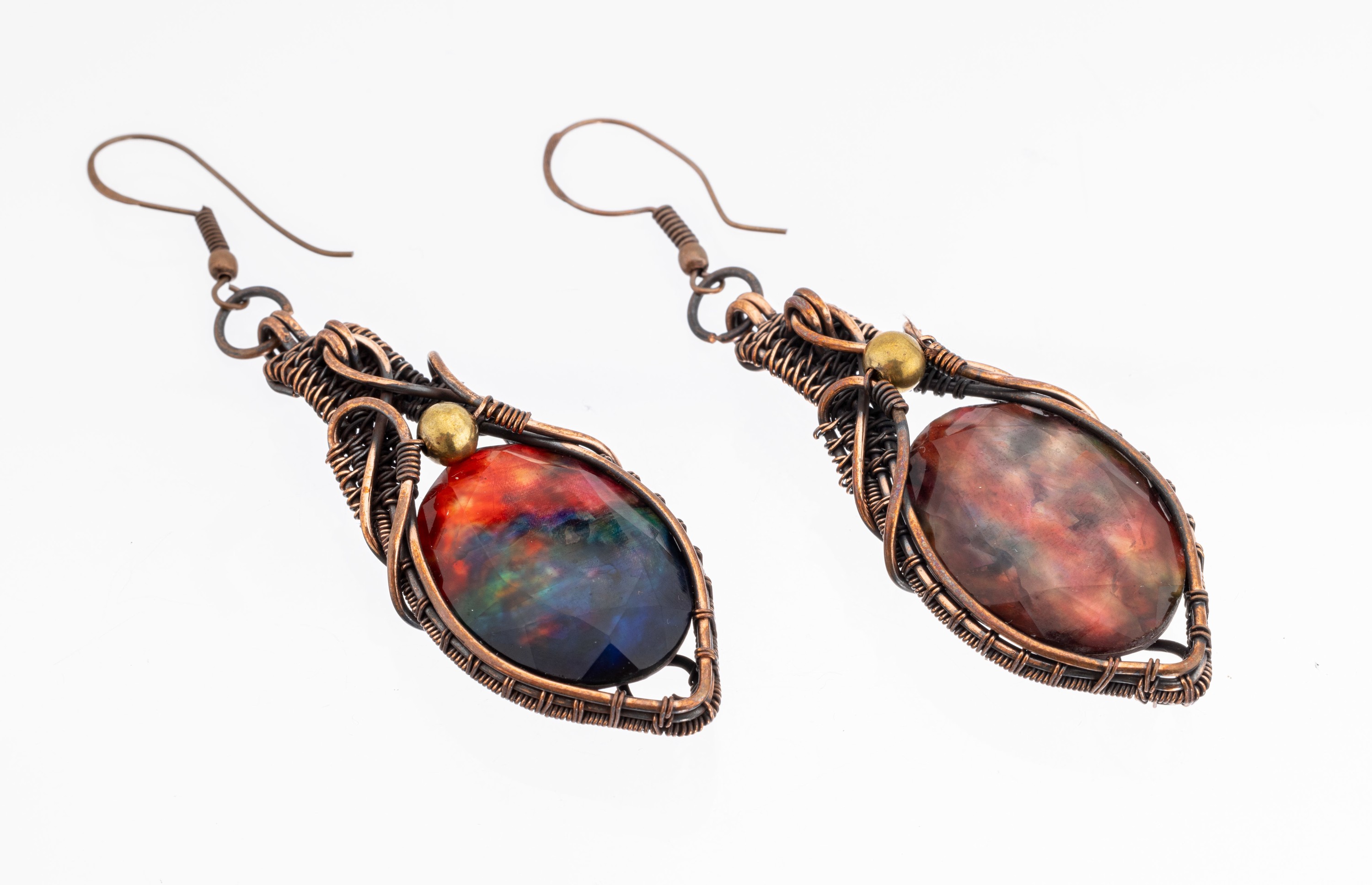 Paar Ammolit-Anhänger, Kupfer, aufwendige Arbeit, 2 ovalfacett. Ammolite, Fundort Alberta/Kanada, prächtiges Farbspiel in blau, rot, grün und ...