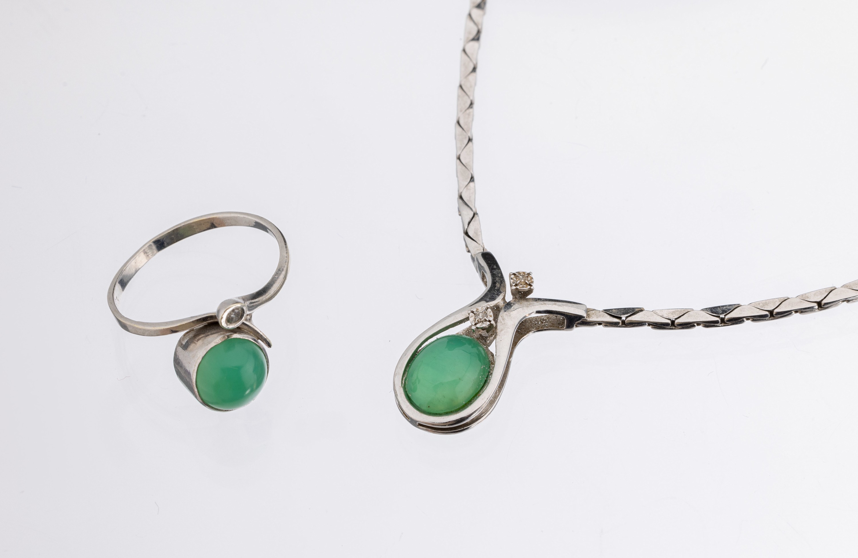 14 und 8 kt Gold Chrysopras-Diamant-Konvolut, best. aus: Collier, WG 585/000, Mittelteil mit ovalem Chrysopras-Cabochon und 2 kl. 8/8- Diamanten, L. ...