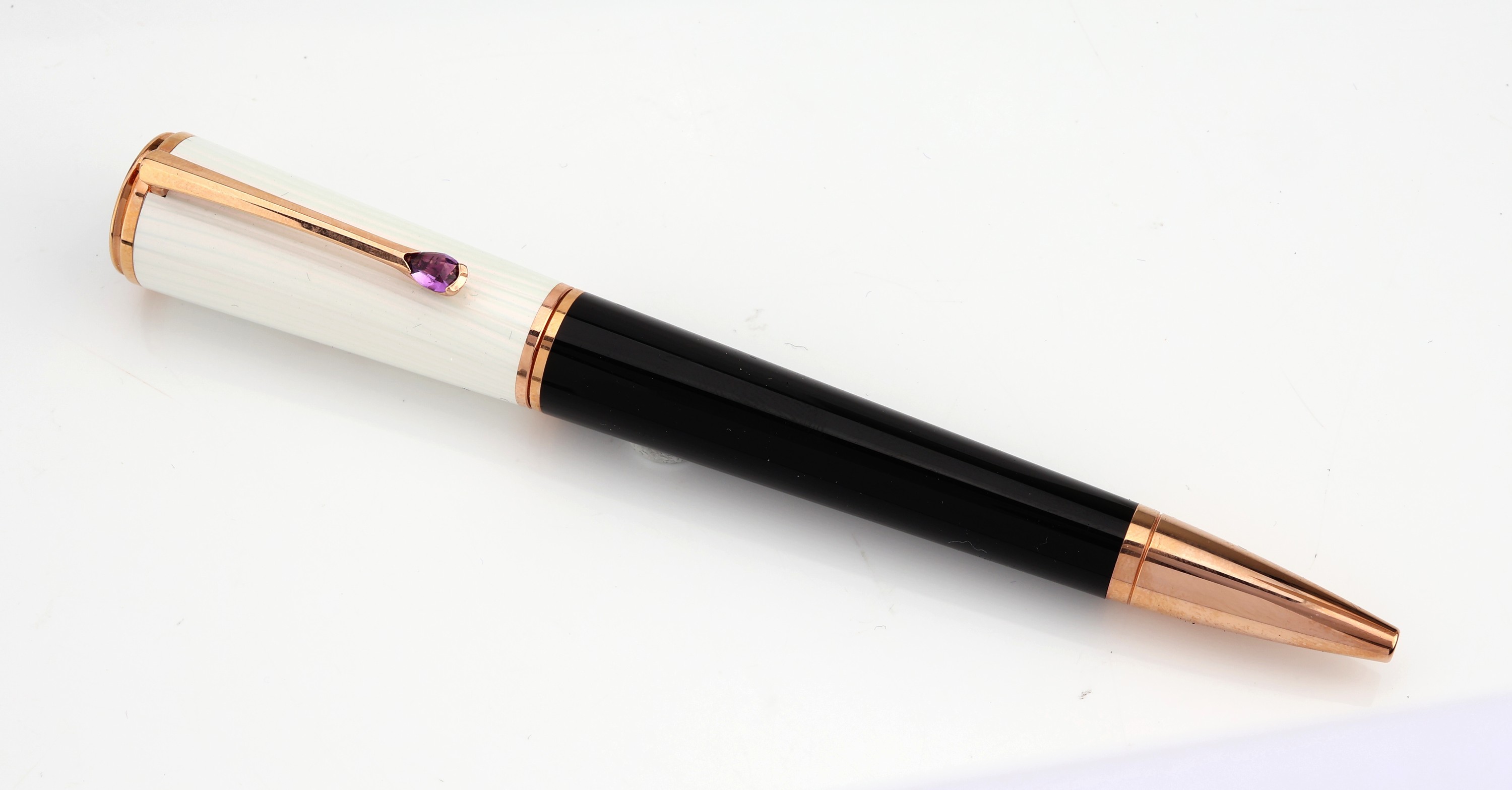 MONTBLANC Kugelschreiber, Ingrid Bergmann, La Donna Edition, Korpus schwarzes Edelharz, Oberteil mit guillochiert Lack mit Perlmuttoptik, Signatur ...