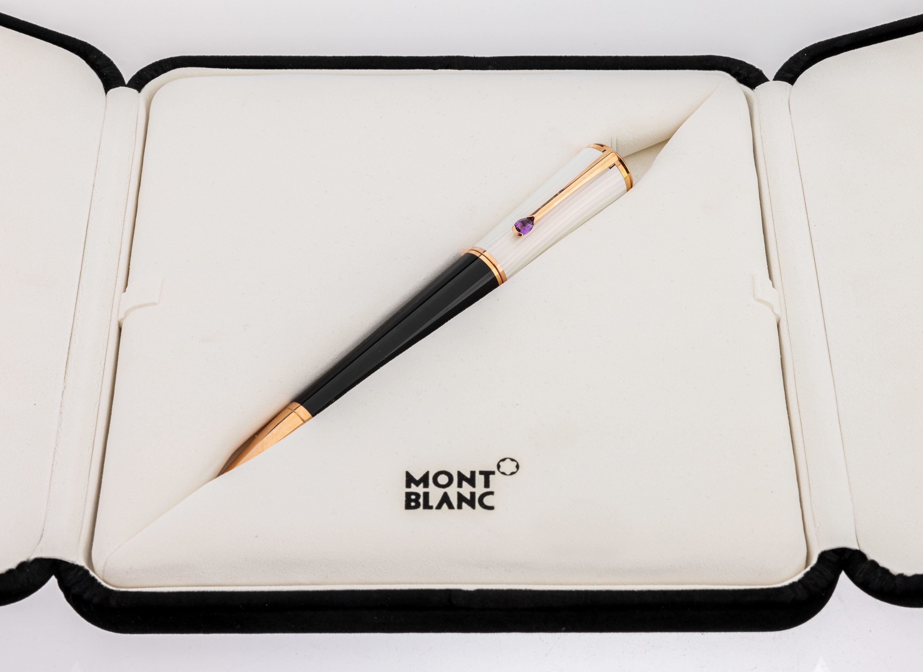 Detail a: MONTBLANC Kugelschreiber, Ingrid Bergmann, La Donna Edition, Korpus schwarzes Edelharz, Oberteil mit guillochiert Lack mit Perlmuttoptik, Signatur ...