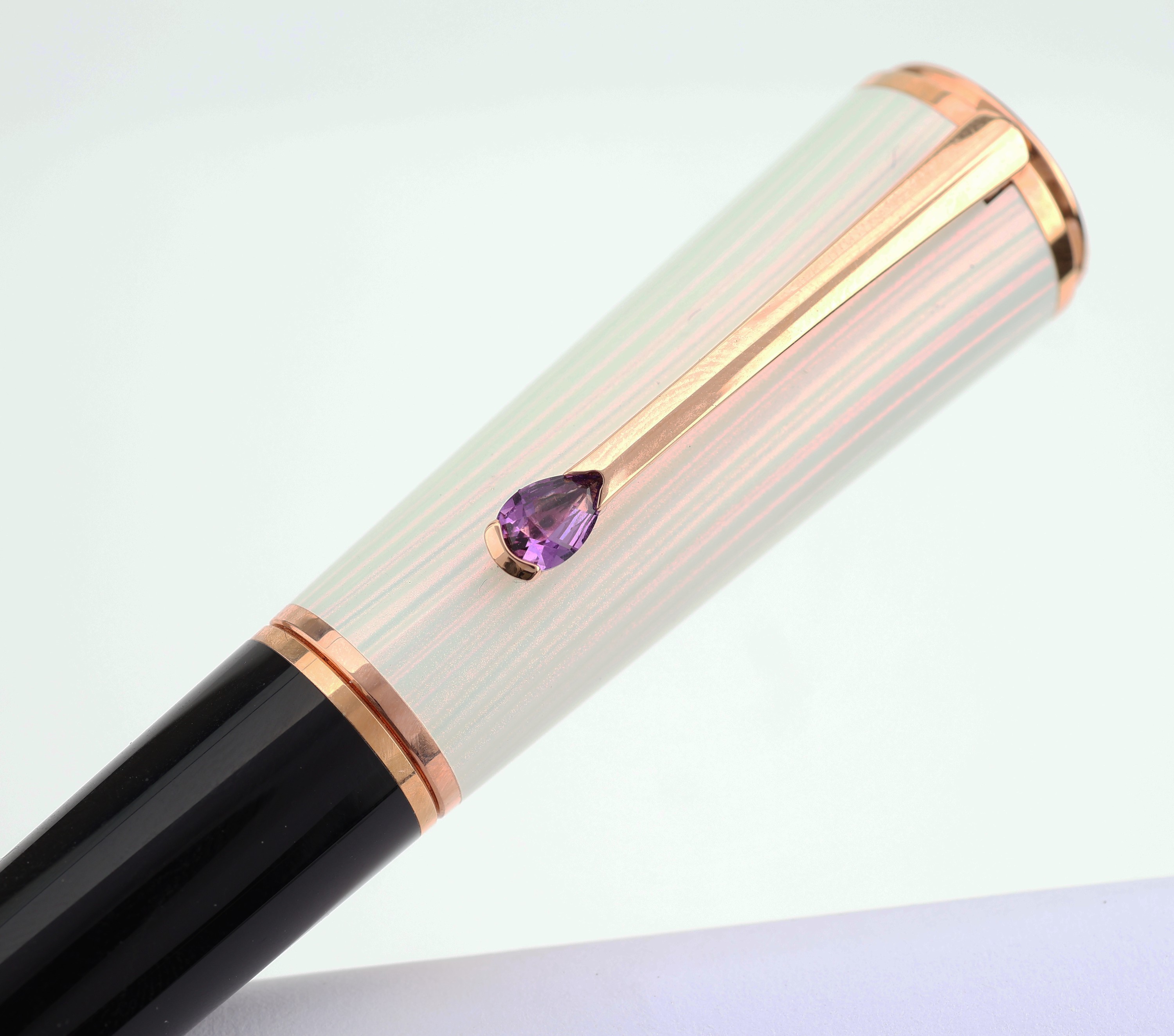Detail b: MONTBLANC Kugelschreiber, Ingrid Bergmann, La Donna Edition, Korpus schwarzes Edelharz, Oberteil mit guillochiert Lack mit Perlmuttoptik, Signatur ...