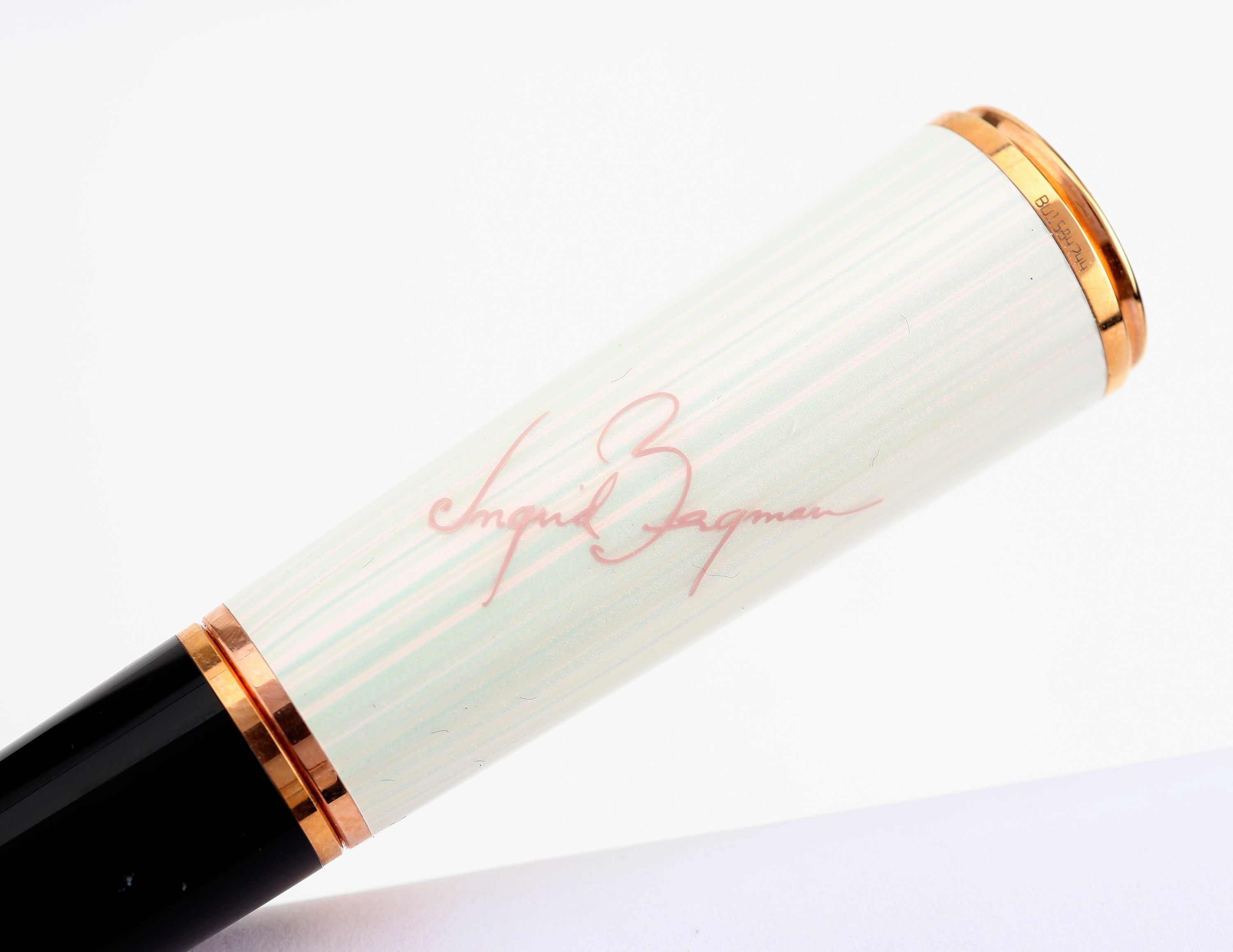 Detail c: MONTBLANC Kugelschreiber, Ingrid Bergmann, La Donna Edition, Korpus schwarzes Edelharz, Oberteil mit guillochiert Lack mit Perlmuttoptik, Signatur ...