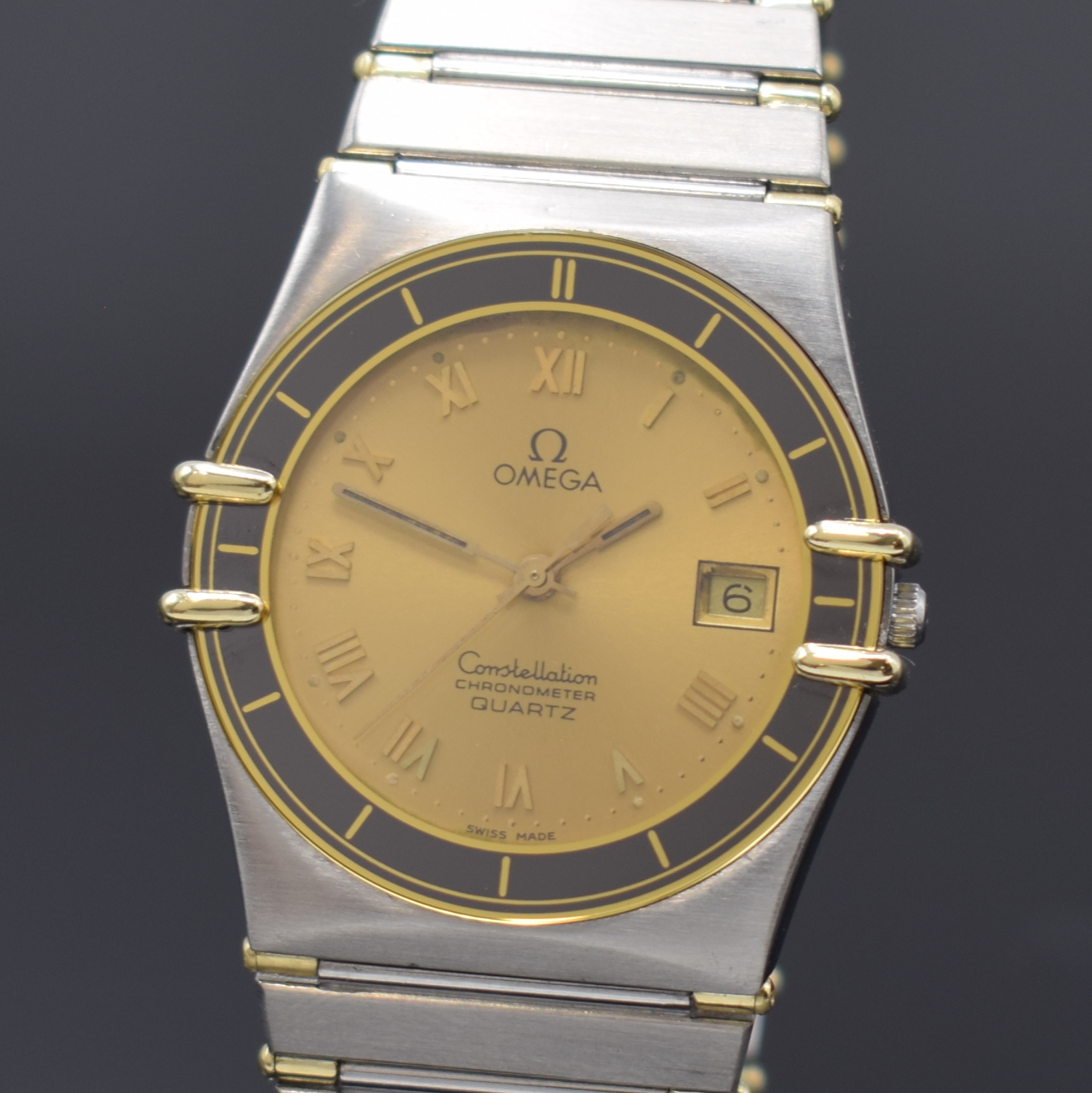 Detail a: OMEGA Herrenarmbanduhr Constellation Chronometer Referenz 1980136/3980864, Schweiz um 1985, Edelstahl/Gold kombiniert inkl. Gliederband m. Faltschl., ...