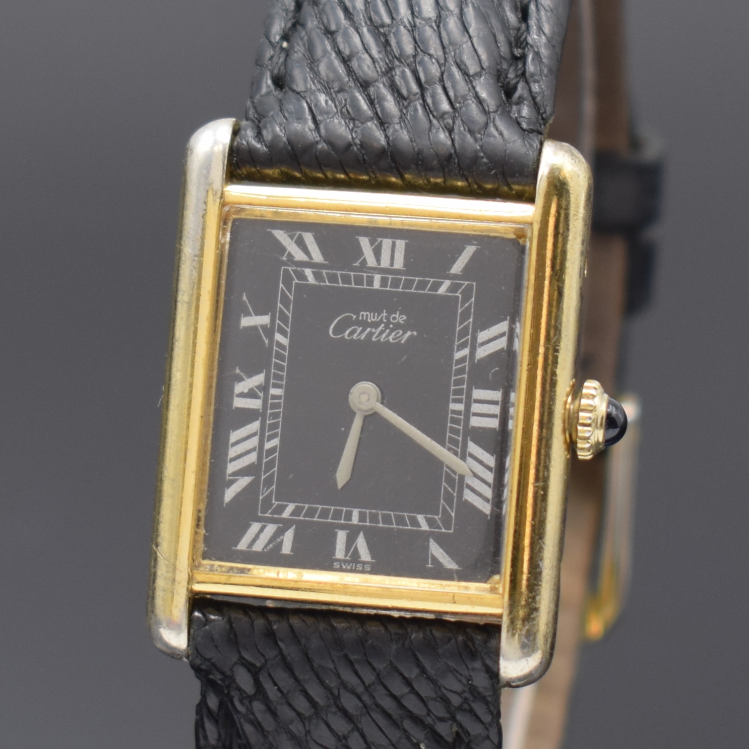 Detail a: CARTIER Tank Damenarmbanduhr, Schweiz um 1995, Handaufzug, Gehäuse in 925er Silber, seitlich 4-fach verschr., schwarzes Zifferbl. riss., m. röm. ...