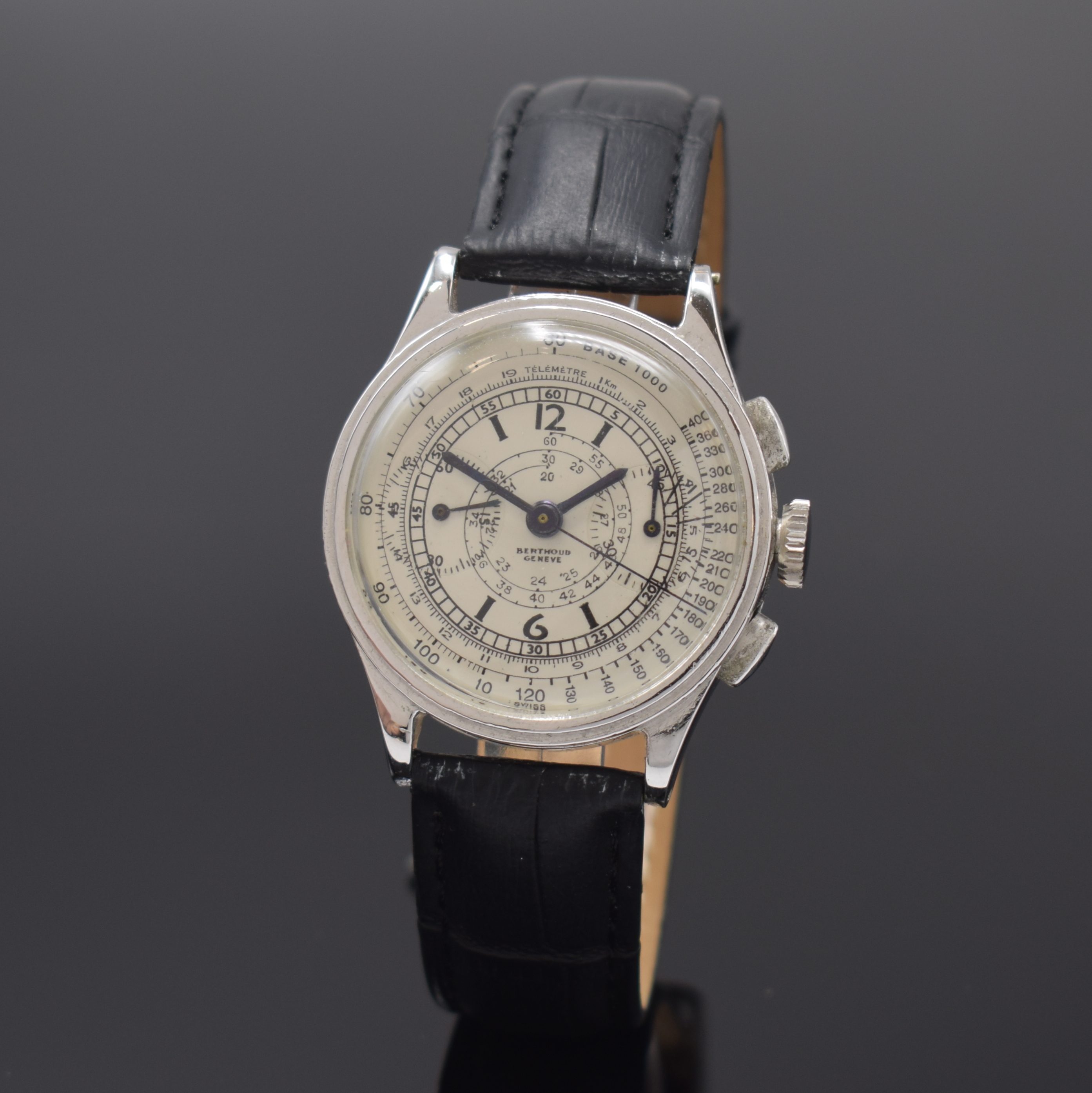 BERTHOUD / UNIVERSAL GENEVE Herrenarmbanduhr mit Schaltradchronograph in Stahl, Schweiz um 1940, Handaufzug, besch. Boden aufgedr., silb. Zifferbl. ...