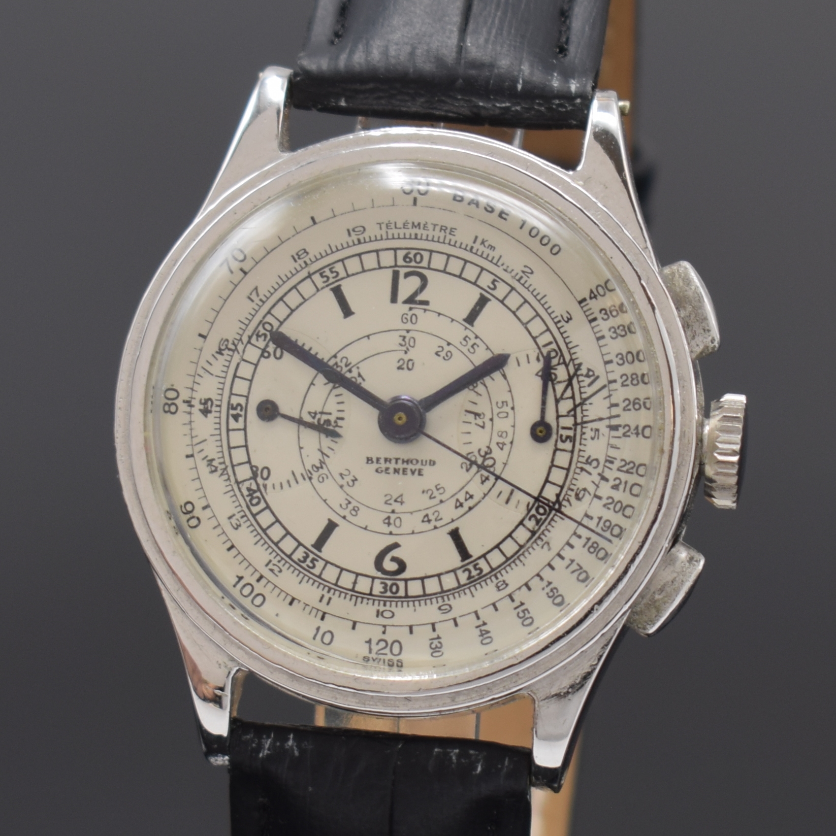 Detail a: BERTHOUD / UNIVERSAL GENEVE Herrenarmbanduhr mit Schaltradchronograph in Stahl, Schweiz um 1940, Handaufzug, besch. Boden aufgedr., silb. Zifferbl. ...